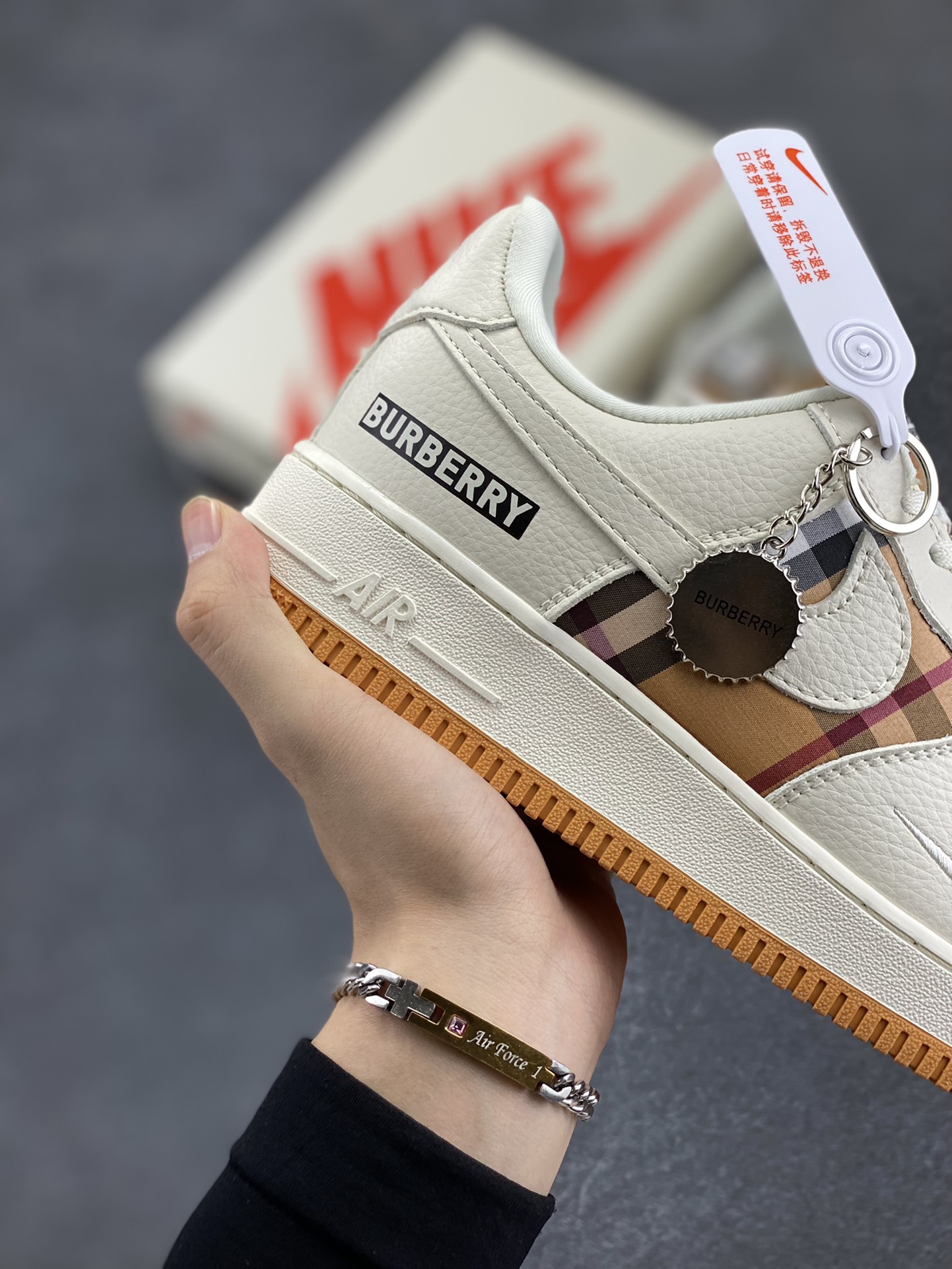 图片[6]-NIke Air Force 1 \’07 Low “巴宝莉联名–米白黄格”空军一号 低帮 运动鞋 休闲鞋 折边针车 工艺难度大 原楦头原纸板 原装鞋盒 定制五金配件 内置全掌气垫 原厂鞋底 货号：DF0180-006 尺码：36 36.5 37.5 38 38.5 39 40 40.5 41 42 42.5 43 44 44.5 45-选品中心