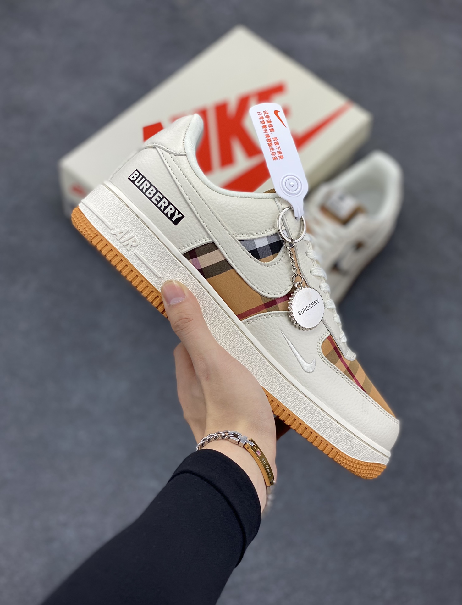 NIke Air Force 1 \'07 Low “巴宝莉联名--米白黄格”空军一号 低帮 运动鞋 休闲鞋 折边针车 工艺难度大 原楦头原纸板 原装鞋盒 定制五金配件 内置全掌气垫 原厂鞋底 货号：DF0180-006 尺码：36 36.5 37.5 38 38.5 39 40 40.5 41 42 42.5 43 44 44.5 45-选品中心