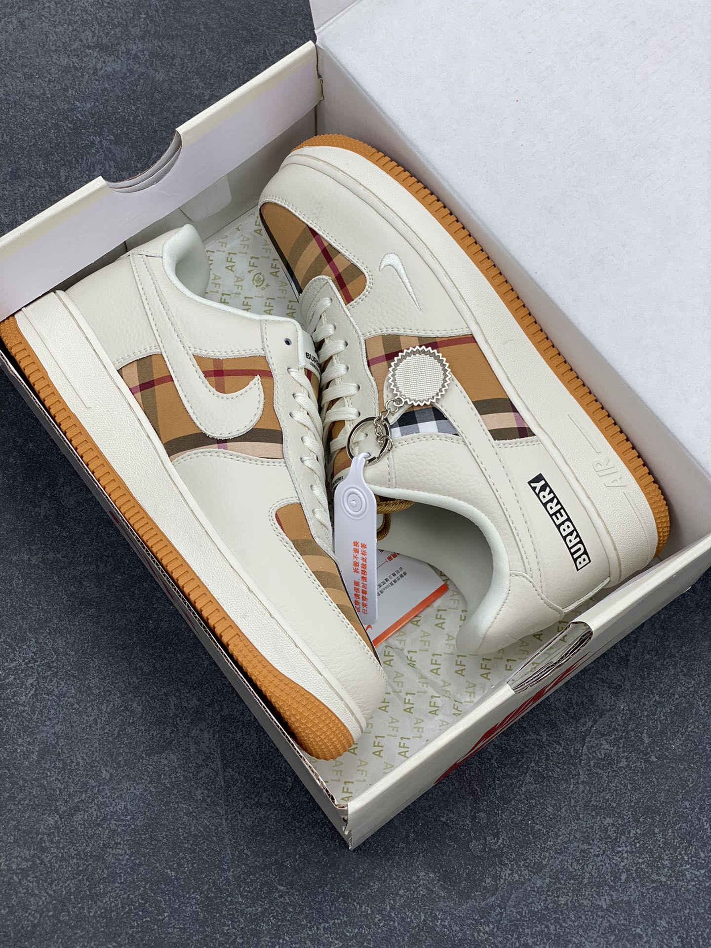 图片[9]-NIke Air Force 1 \’07 Low “巴宝莉联名–米白黄格”空军一号 低帮 运动鞋 休闲鞋 折边针车 工艺难度大 原楦头原纸板 原装鞋盒 定制五金配件 内置全掌气垫 原厂鞋底 货号：DF0180-006 尺码：36 36.5 37.5 38 38.5 39 40 40.5 41 42 42.5 43 44 44.5 45-选品中心