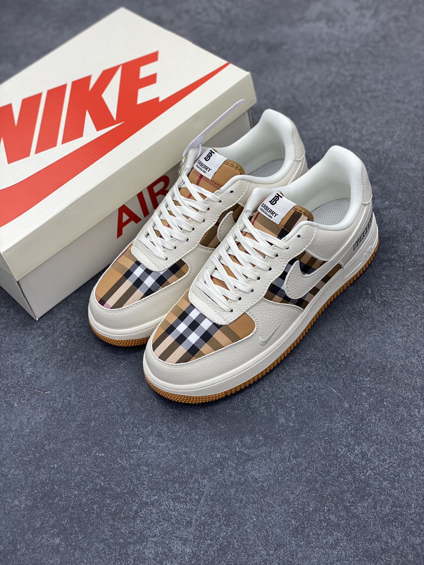 图片[8]-NIke Air Force 1 \’07 Low “巴宝莉联名–米白黄格”空军一号 低帮 运动鞋 休闲鞋 折边针车 工艺难度大 原楦头原纸板 原装鞋盒 定制五金配件 内置全掌气垫 原厂鞋底 货号：DF0180-006 尺码：36 36.5 37.5 38 38.5 39 40 40.5 41 42 42.5 43 44 44.5 45-选品中心