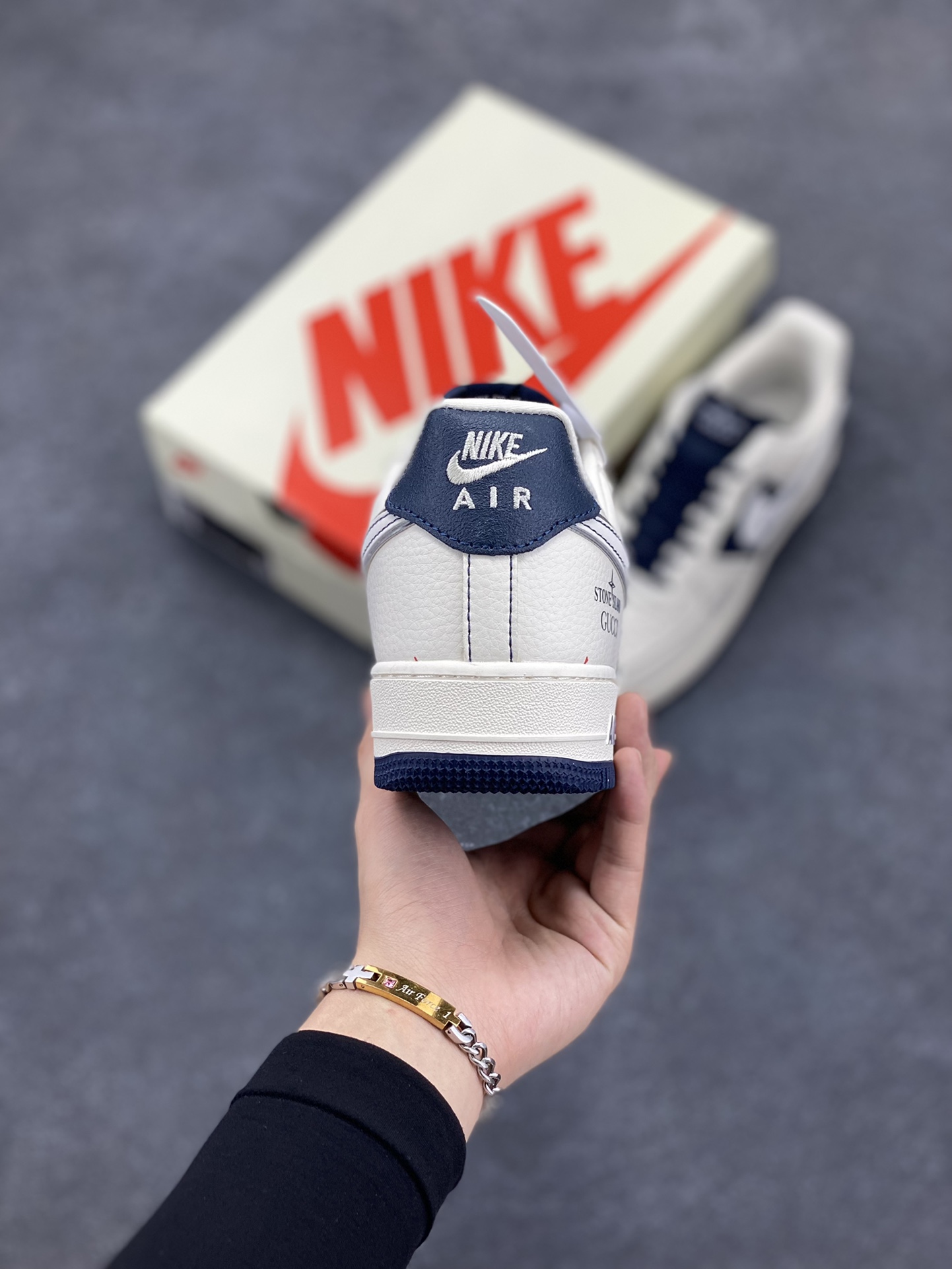 图片[4]-NIke Air Force 1 \’07 Low “古驰石头岛联名–米白石墨”空军一号 低帮 运动鞋 休闲鞋 折边针车 工艺难度大 原楦头原纸板 原装鞋盒 定制五金配件 内置全掌气垫 原厂鞋底 货号：KK1988-013 尺码：36 36.5 37.5 38 38.5 39 40 40.5 41 42 42.5 43 44 44.5 45-选品中心