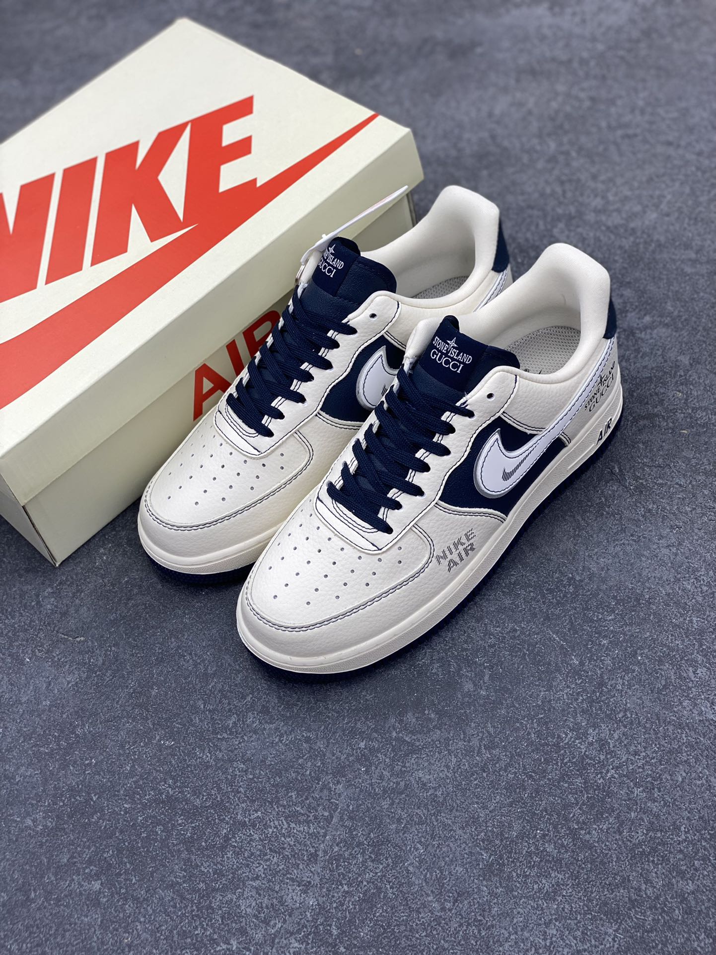 图片[8]-NIke Air Force 1 \’07 Low “古驰石头岛联名–米白石墨”空军一号 低帮 运动鞋 休闲鞋 折边针车 工艺难度大 原楦头原纸板 原装鞋盒 定制五金配件 内置全掌气垫 原厂鞋底 货号：KK1988-013 尺码：36 36.5 37.5 38 38.5 39 40 40.5 41 42 42.5 43 44 44.5 45-选品中心