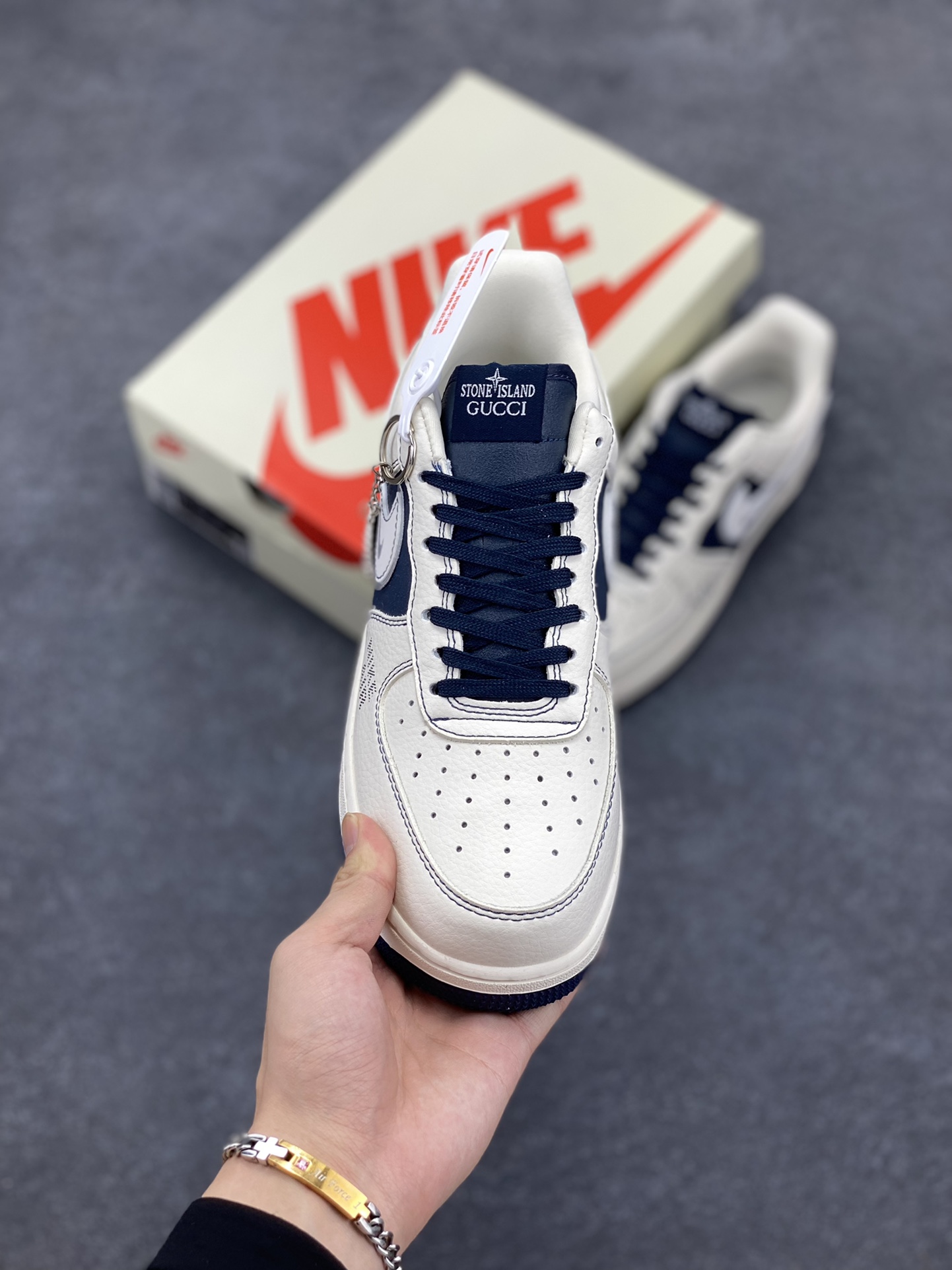 图片[2]-NIke Air Force 1 \’07 Low “古驰石头岛联名–米白石墨”空军一号 低帮 运动鞋 休闲鞋 折边针车 工艺难度大 原楦头原纸板 原装鞋盒 定制五金配件 内置全掌气垫 原厂鞋底 货号：KK1988-013 尺码：36 36.5 37.5 38 38.5 39 40 40.5 41 42 42.5 43 44 44.5 45-选品中心