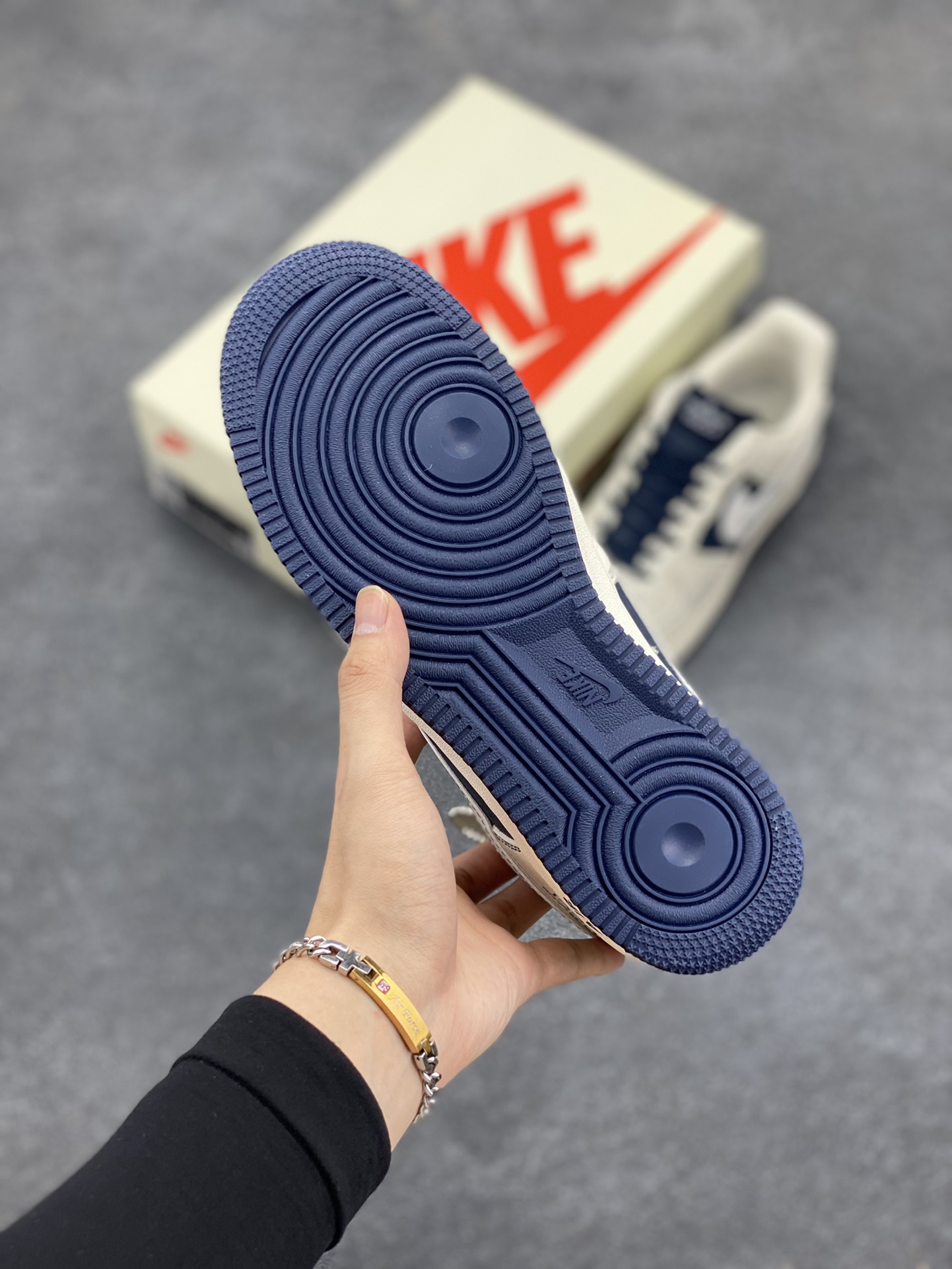 图片[5]-NIke Air Force 1 \’07 Low “古驰石头岛联名–米白石墨”空军一号 低帮 运动鞋 休闲鞋 折边针车 工艺难度大 原楦头原纸板 原装鞋盒 定制五金配件 内置全掌气垫 原厂鞋底 货号：KK1988-013 尺码：36 36.5 37.5 38 38.5 39 40 40.5 41 42 42.5 43 44 44.5 45-选品中心