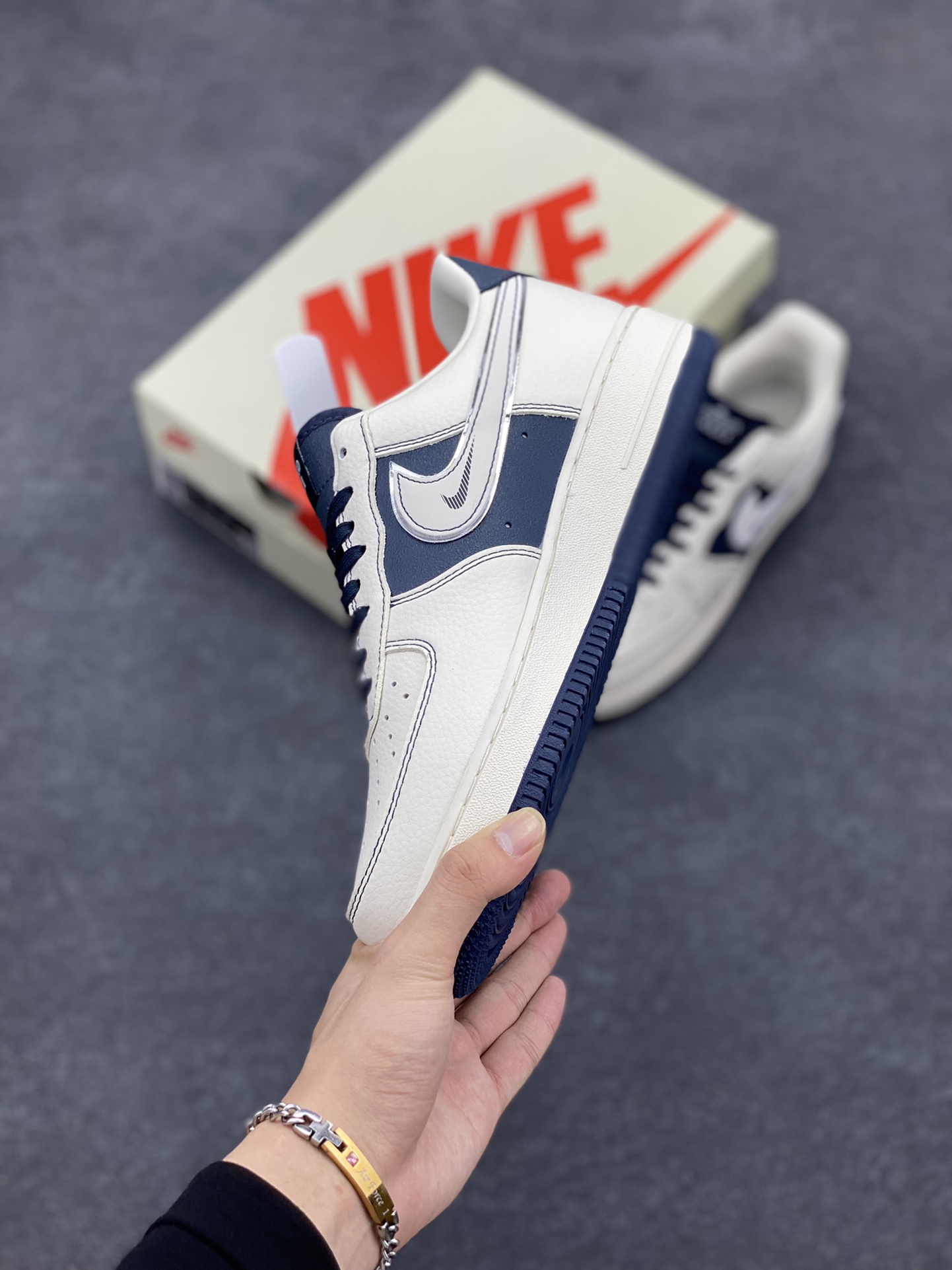 图片[3]-NIke Air Force 1 \’07 Low “古驰石头岛联名–米白石墨”空军一号 低帮 运动鞋 休闲鞋 折边针车 工艺难度大 原楦头原纸板 原装鞋盒 定制五金配件 内置全掌气垫 原厂鞋底 货号：KK1988-013 尺码：36 36.5 37.5 38 38.5 39 40 40.5 41 42 42.5 43 44 44.5 45-选品中心