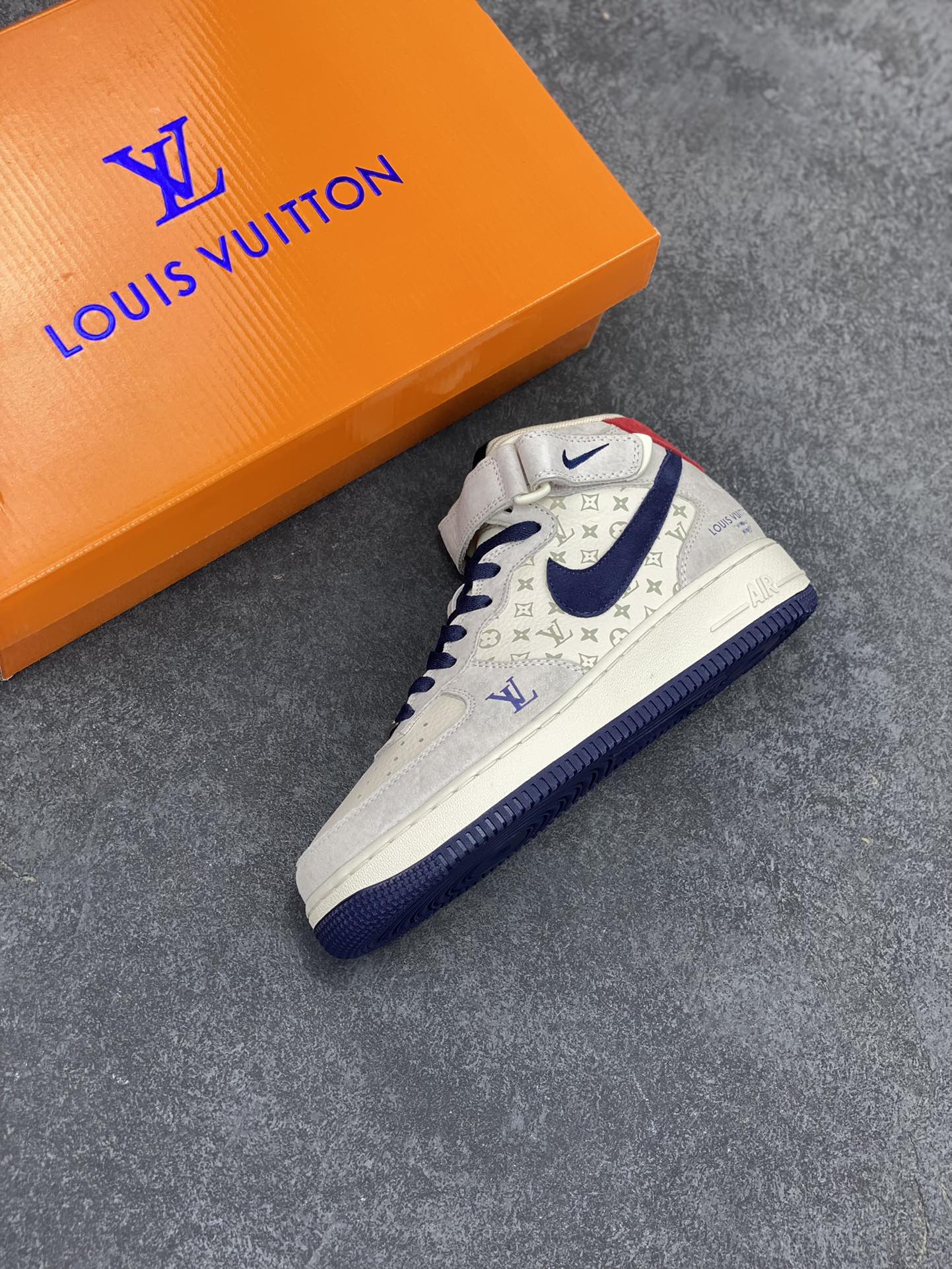 图片[7]-NIke Air Force 1 \’07 Low “LV联名–灰蓝猪八印花”空军一号 中帮 运动鞋 休闲鞋 折边针车 工艺难度大 原楦头原纸板 原装鞋盒 定制五金配件 内置全掌气垫 原厂鞋底 货号：DQ7688-100 尺码：36 36.5 37.5 38 38.5 39 40 40.5 41 42 42.5 43 44 44.5 45-选品中心