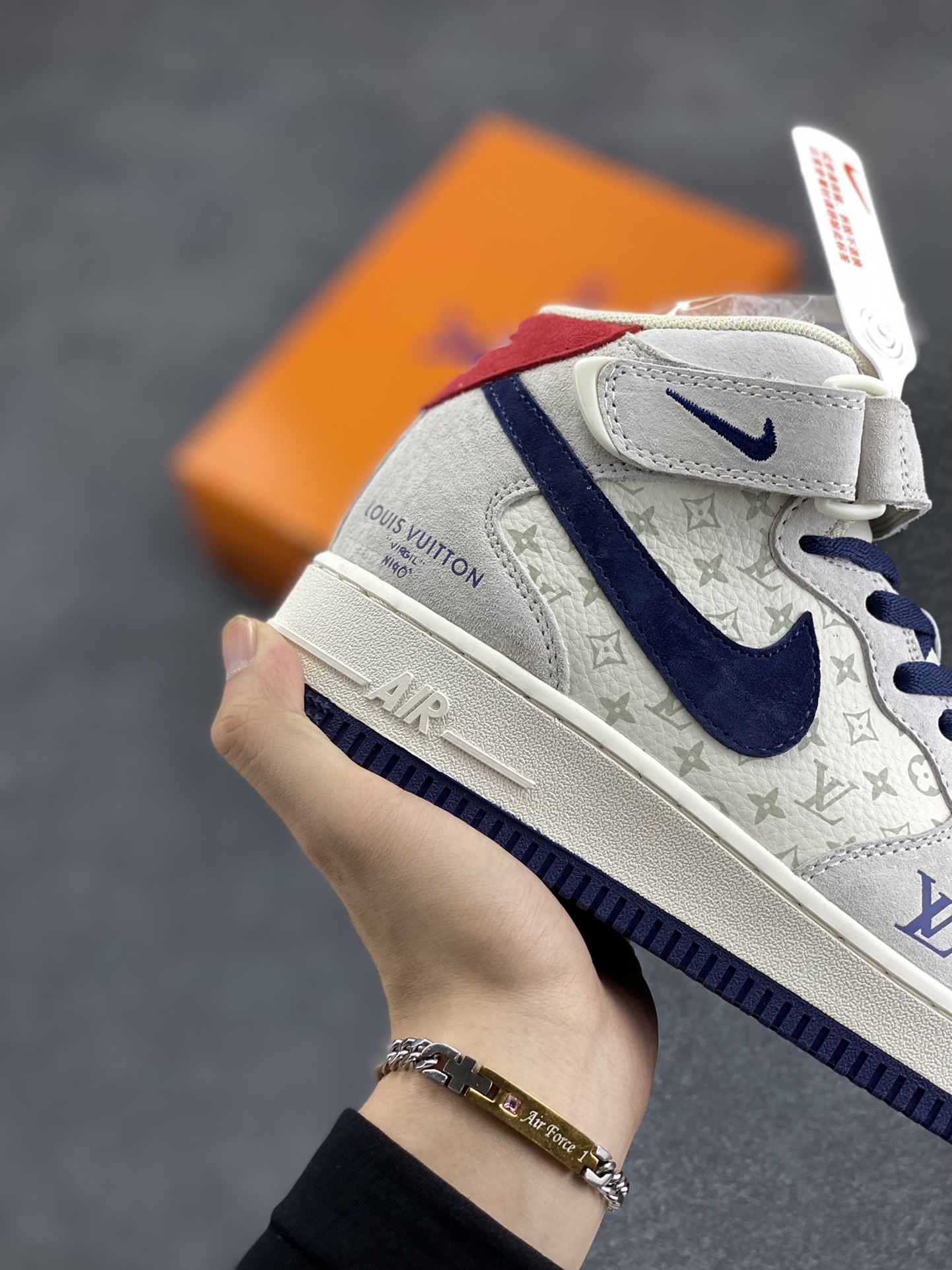 图片[6]-NIke Air Force 1 \’07 Low “LV联名–灰蓝猪八印花”空军一号 中帮 运动鞋 休闲鞋 折边针车 工艺难度大 原楦头原纸板 原装鞋盒 定制五金配件 内置全掌气垫 原厂鞋底 货号：DQ7688-100 尺码：36 36.5 37.5 38 38.5 39 40 40.5 41 42 42.5 43 44 44.5 45-选品中心