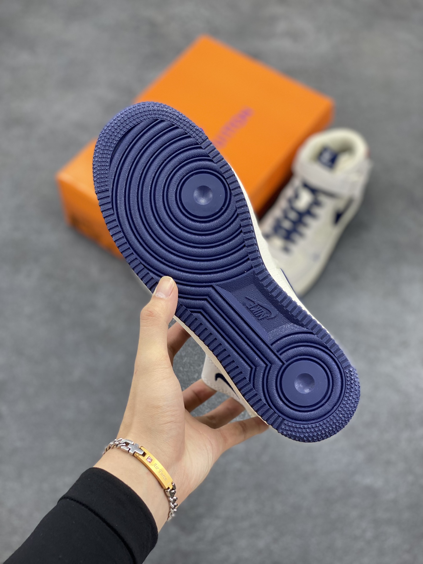 图片[5]-NIke Air Force 1 \’07 Low “LV联名–灰蓝猪八印花”空军一号 中帮 运动鞋 休闲鞋 折边针车 工艺难度大 原楦头原纸板 原装鞋盒 定制五金配件 内置全掌气垫 原厂鞋底 货号：DQ7688-100 尺码：36 36.5 37.5 38 38.5 39 40 40.5 41 42 42.5 43 44 44.5 45-选品中心