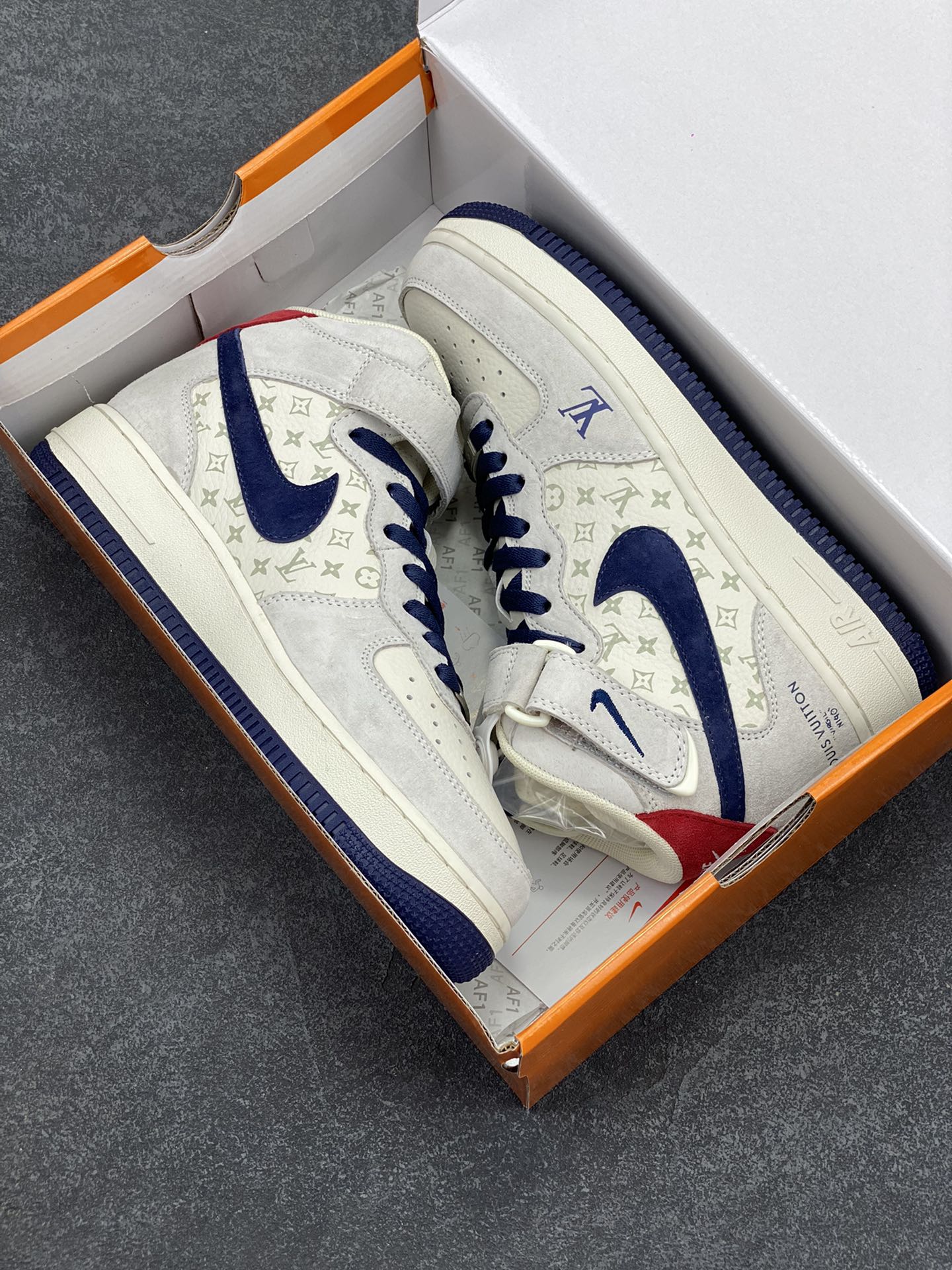 图片[9]-NIke Air Force 1 \’07 Low “LV联名–灰蓝猪八印花”空军一号 中帮 运动鞋 休闲鞋 折边针车 工艺难度大 原楦头原纸板 原装鞋盒 定制五金配件 内置全掌气垫 原厂鞋底 货号：DQ7688-100 尺码：36 36.5 37.5 38 38.5 39 40 40.5 41 42 42.5 43 44 44.5 45-选品中心