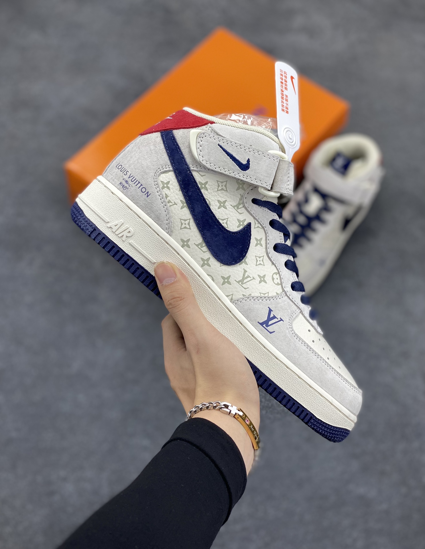 NIke Air Force 1 \'07 Low “LV联名--灰蓝猪八印花”空军一号 中帮 运动鞋 休闲鞋 折边针车 工艺难度大 原楦头原纸板 原装鞋盒 定制五金配件 内置全掌气垫 原厂鞋底 货号：DQ7688-100 尺码：36 36.5 37.5 38 38.5 39 40 40.5 41 42 42.5 43 44 44.5 45-选品中心