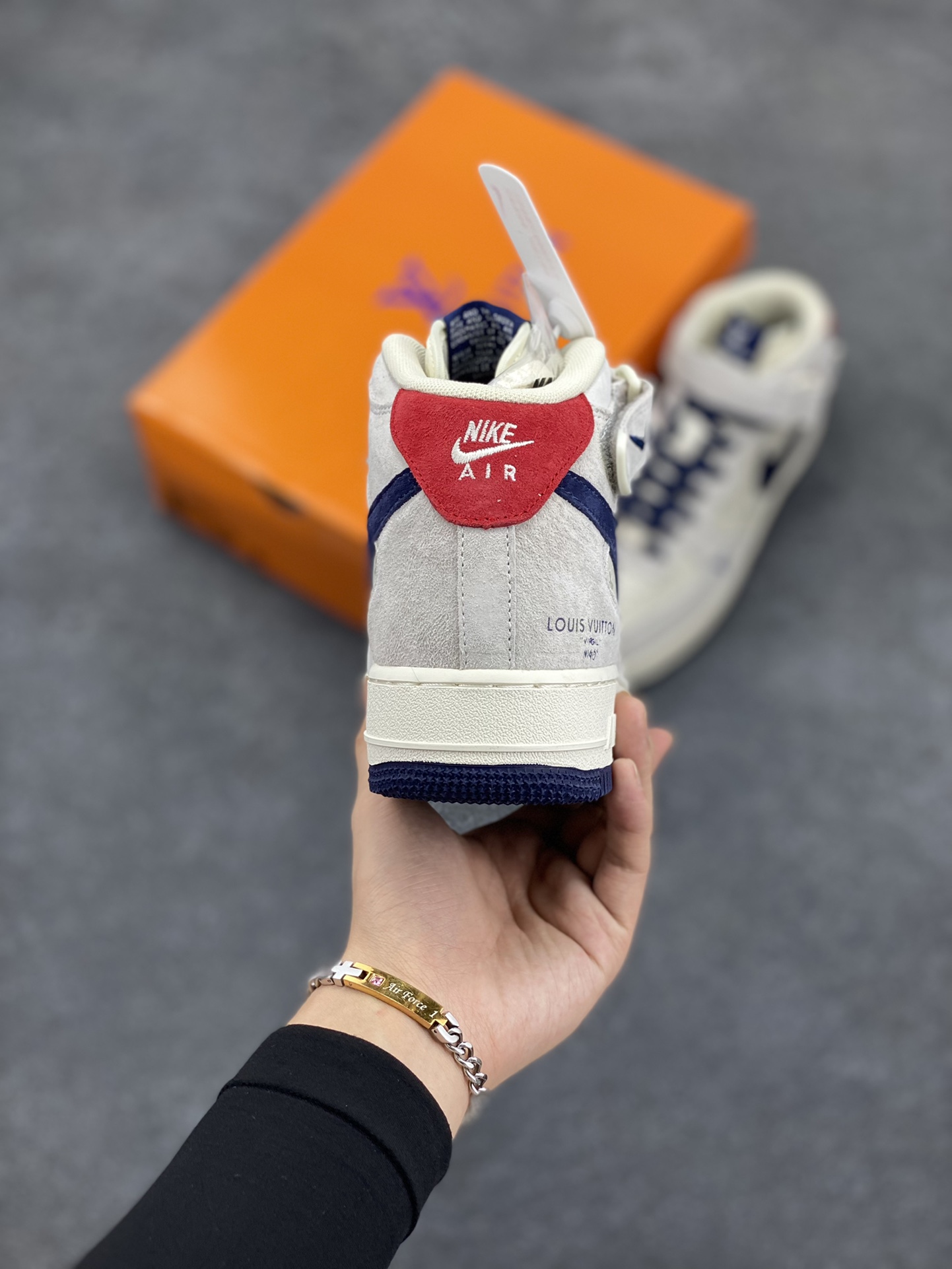 图片[4]-NIke Air Force 1 \’07 Low “LV联名–灰蓝猪八印花”空军一号 中帮 运动鞋 休闲鞋 折边针车 工艺难度大 原楦头原纸板 原装鞋盒 定制五金配件 内置全掌气垫 原厂鞋底 货号：DQ7688-100 尺码：36 36.5 37.5 38 38.5 39 40 40.5 41 42 42.5 43 44 44.5 45-选品中心