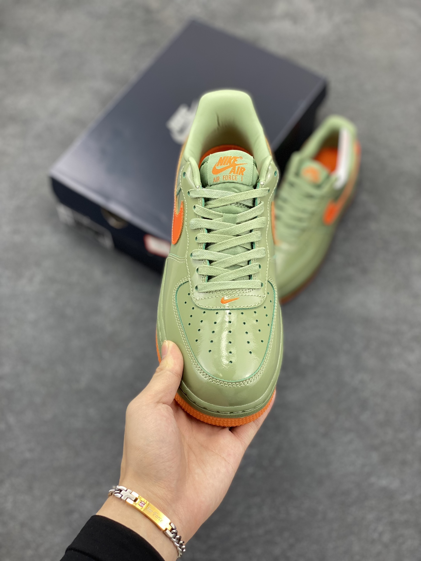 图片[2]-Nike Air Force 1 Low \’07 漆皮红绿 原楦头原纸板 打造纯正空军版型 #专注外贸渠道 全掌内置蜂窝气垫 #原盒配件 原厂中底钢印、拉帮完美 货号：HJ9118-386 尺码：36 36.5 37.5 38 38.5 39 40 40.5 41 42 42.5 43 44 44.5 45-选品中心