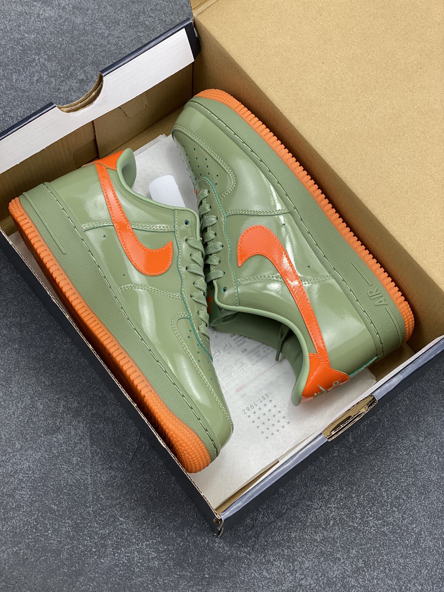 图片[9]-Nike Air Force 1 Low \’07 漆皮红绿 原楦头原纸板 打造纯正空军版型 #专注外贸渠道 全掌内置蜂窝气垫 #原盒配件 原厂中底钢印、拉帮完美 货号：HJ9118-386 尺码：36 36.5 37.5 38 38.5 39 40 40.5 41 42 42.5 43 44 44.5 45-选品中心