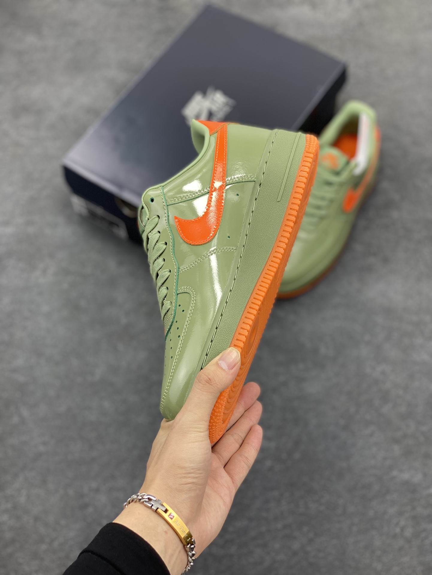 图片[3]-Nike Air Force 1 Low \’07 漆皮红绿 原楦头原纸板 打造纯正空军版型 #专注外贸渠道 全掌内置蜂窝气垫 #原盒配件 原厂中底钢印、拉帮完美 货号：HJ9118-386 尺码：36 36.5 37.5 38 38.5 39 40 40.5 41 42 42.5 43 44 44.5 45-选品中心