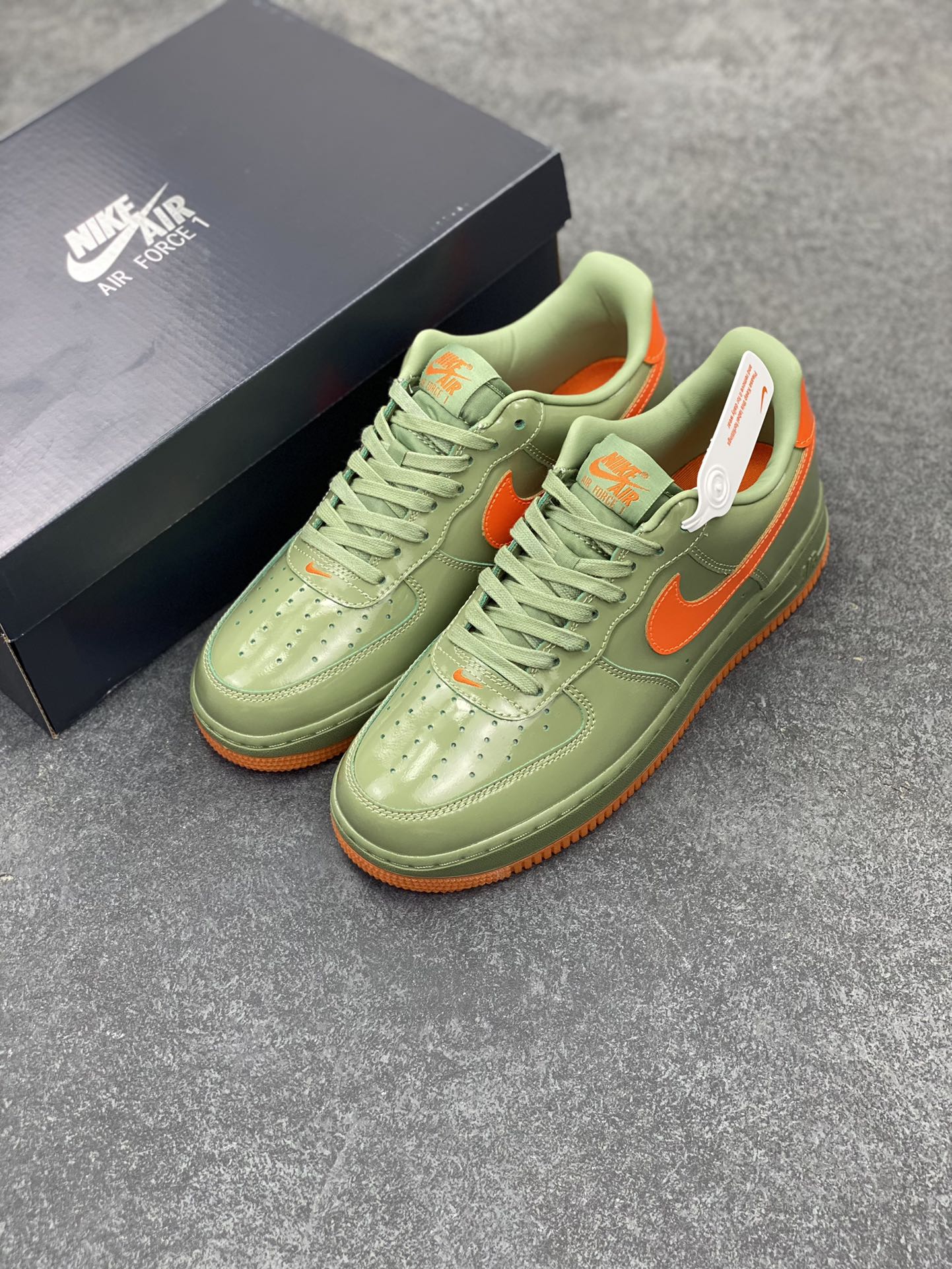 图片[8]-Nike Air Force 1 Low \’07 漆皮红绿 原楦头原纸板 打造纯正空军版型 #专注外贸渠道 全掌内置蜂窝气垫 #原盒配件 原厂中底钢印、拉帮完美 货号：HJ9118-386 尺码：36 36.5 37.5 38 38.5 39 40 40.5 41 42 42.5 43 44 44.5 45-选品中心
