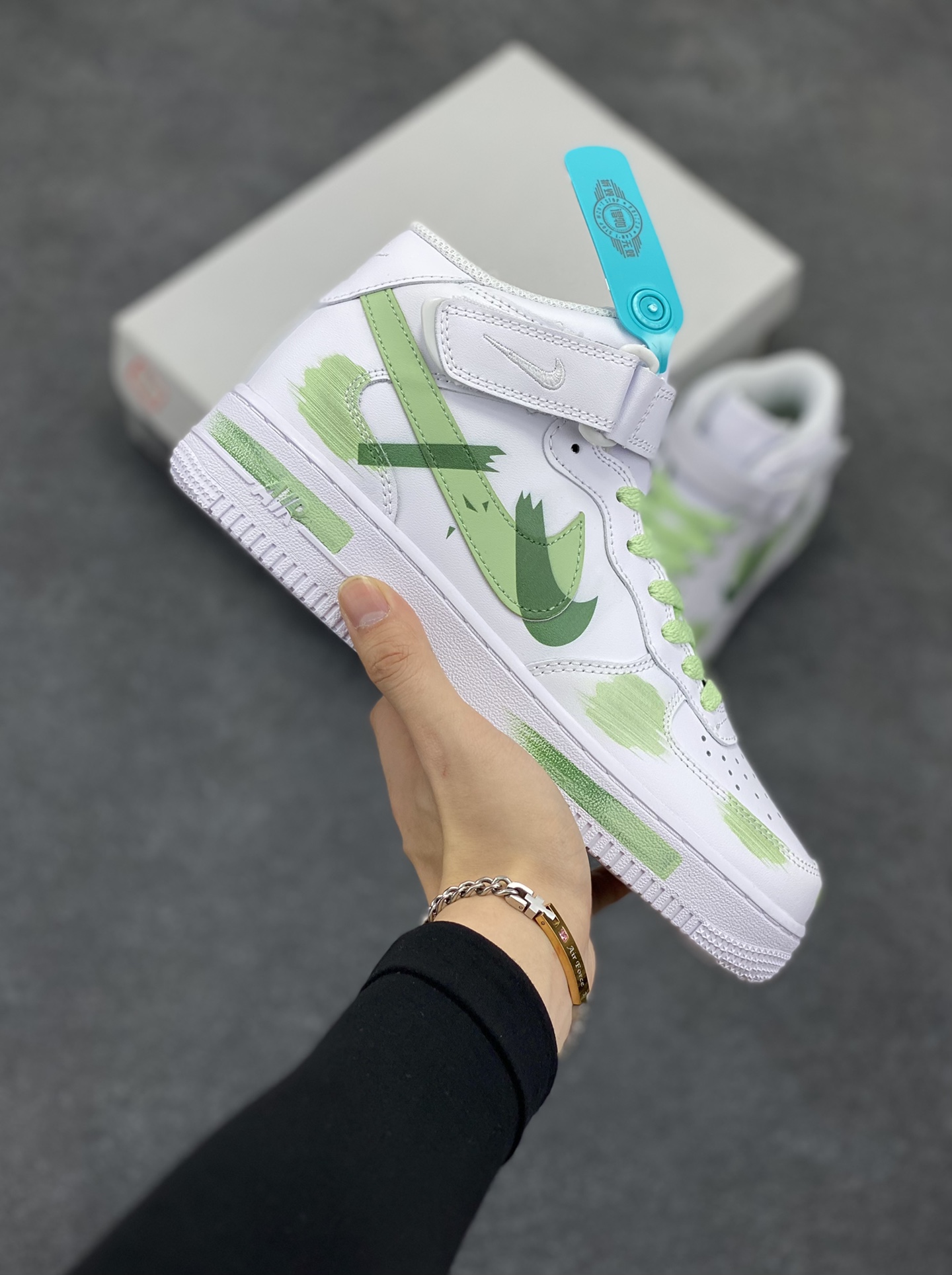 Nike Air Force 1 Low’07 白绿手绘 断裂 三勾阴影 喷绘 空军一号绑带中帮休闲板鞋 定制皮料 原厂3D打印 定制鞋盒 原楦原纸板 纯正空军版型 内置全掌气垫 货号:CW2289-111 尺码:36 36.5 37.5 38 38.5 39 40 40.5 41 42 42.5 43 44 44.5 45-选品中心