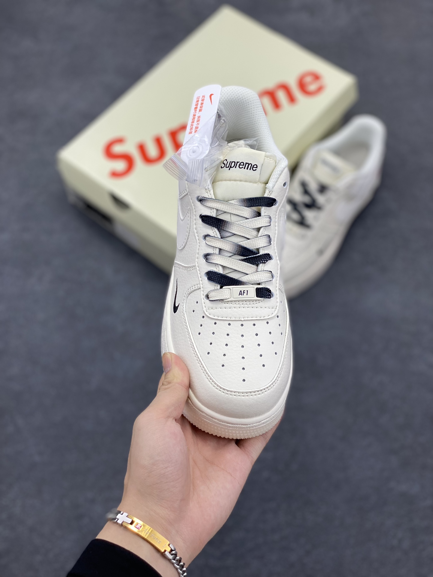 图片[2]-NIke Air Force 1 \’07 Low “Supreme联名–米白黑双拼”空军一号 低帮 运动鞋 休闲鞋 折边针车 工艺难度大 原楦头原纸板 原装鞋盒 定制五金配件 内置全掌气垫 原厂鞋底 货号：BB7577-217 尺码：36 36.5 37.5 38 38.5 39 40 40.5 41 42 42.5 43 44 44.5 45-选品中心