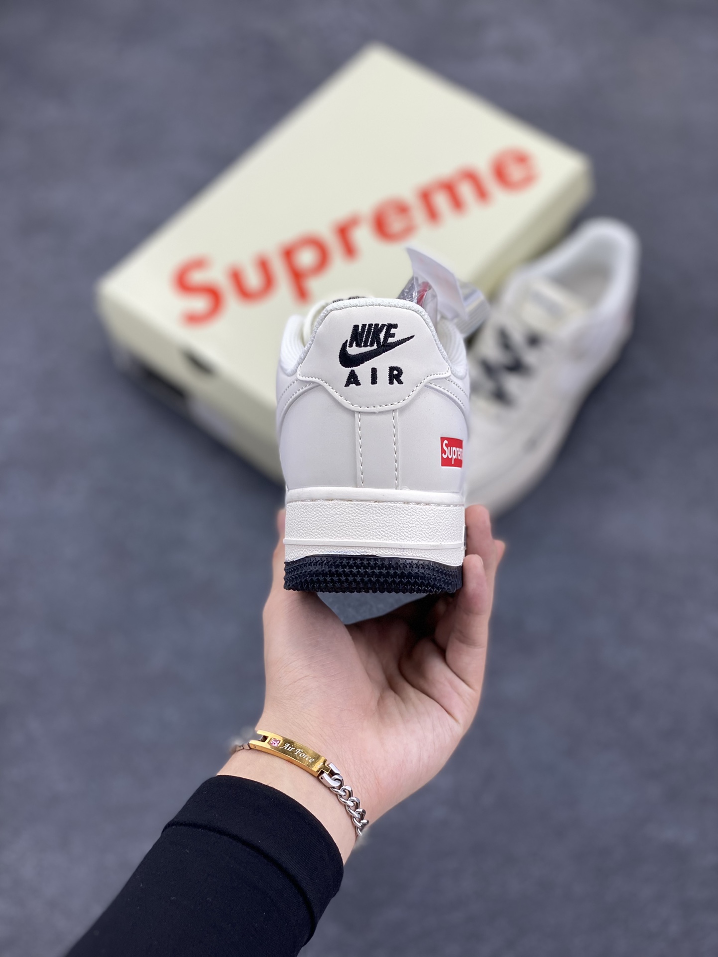 图片[4]-NIke Air Force 1 \’07 Low “Supreme联名–米白黑双拼”空军一号 低帮 运动鞋 休闲鞋 折边针车 工艺难度大 原楦头原纸板 原装鞋盒 定制五金配件 内置全掌气垫 原厂鞋底 货号：BB7577-217 尺码：36 36.5 37.5 38 38.5 39 40 40.5 41 42 42.5 43 44 44.5 45-选品中心