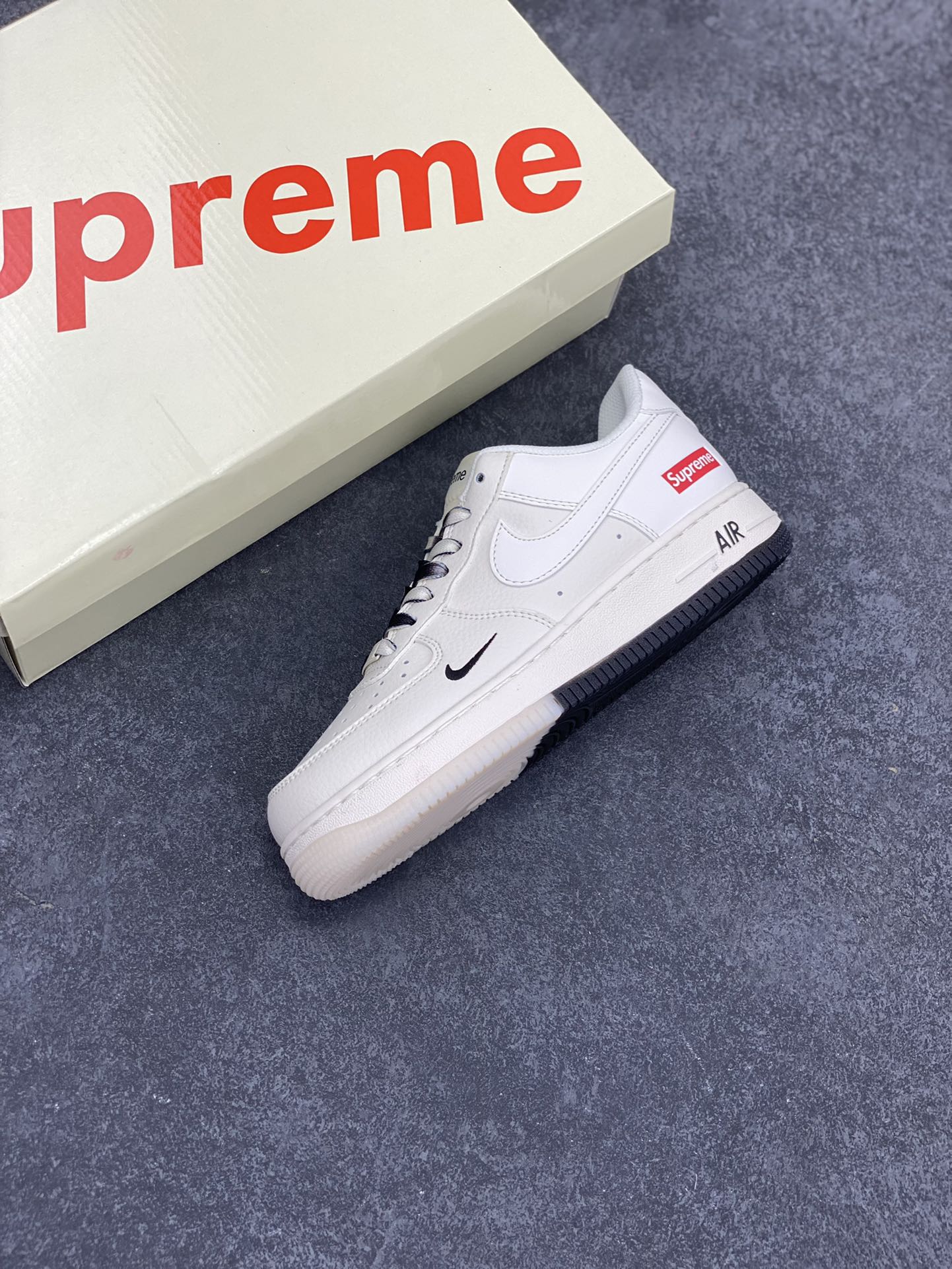 图片[7]-NIke Air Force 1 \’07 Low “Supreme联名–米白黑双拼”空军一号 低帮 运动鞋 休闲鞋 折边针车 工艺难度大 原楦头原纸板 原装鞋盒 定制五金配件 内置全掌气垫 原厂鞋底 货号：BB7577-217 尺码：36 36.5 37.5 38 38.5 39 40 40.5 41 42 42.5 43 44 44.5 45-选品中心