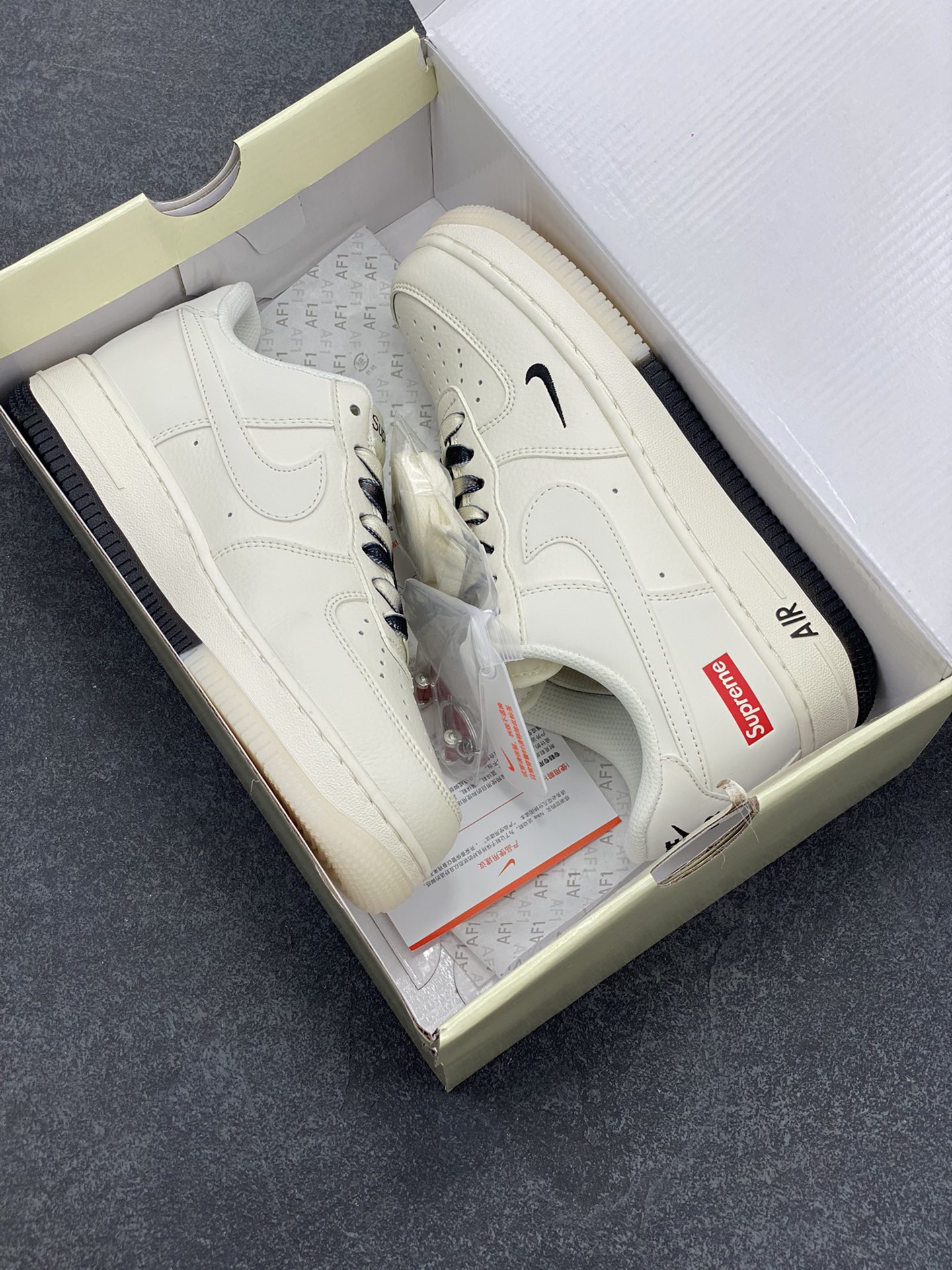 图片[9]-NIke Air Force 1 \’07 Low “Supreme联名–米白黑双拼”空军一号 低帮 运动鞋 休闲鞋 折边针车 工艺难度大 原楦头原纸板 原装鞋盒 定制五金配件 内置全掌气垫 原厂鞋底 货号：BB7577-217 尺码：36 36.5 37.5 38 38.5 39 40 40.5 41 42 42.5 43 44 44.5 45-选品中心