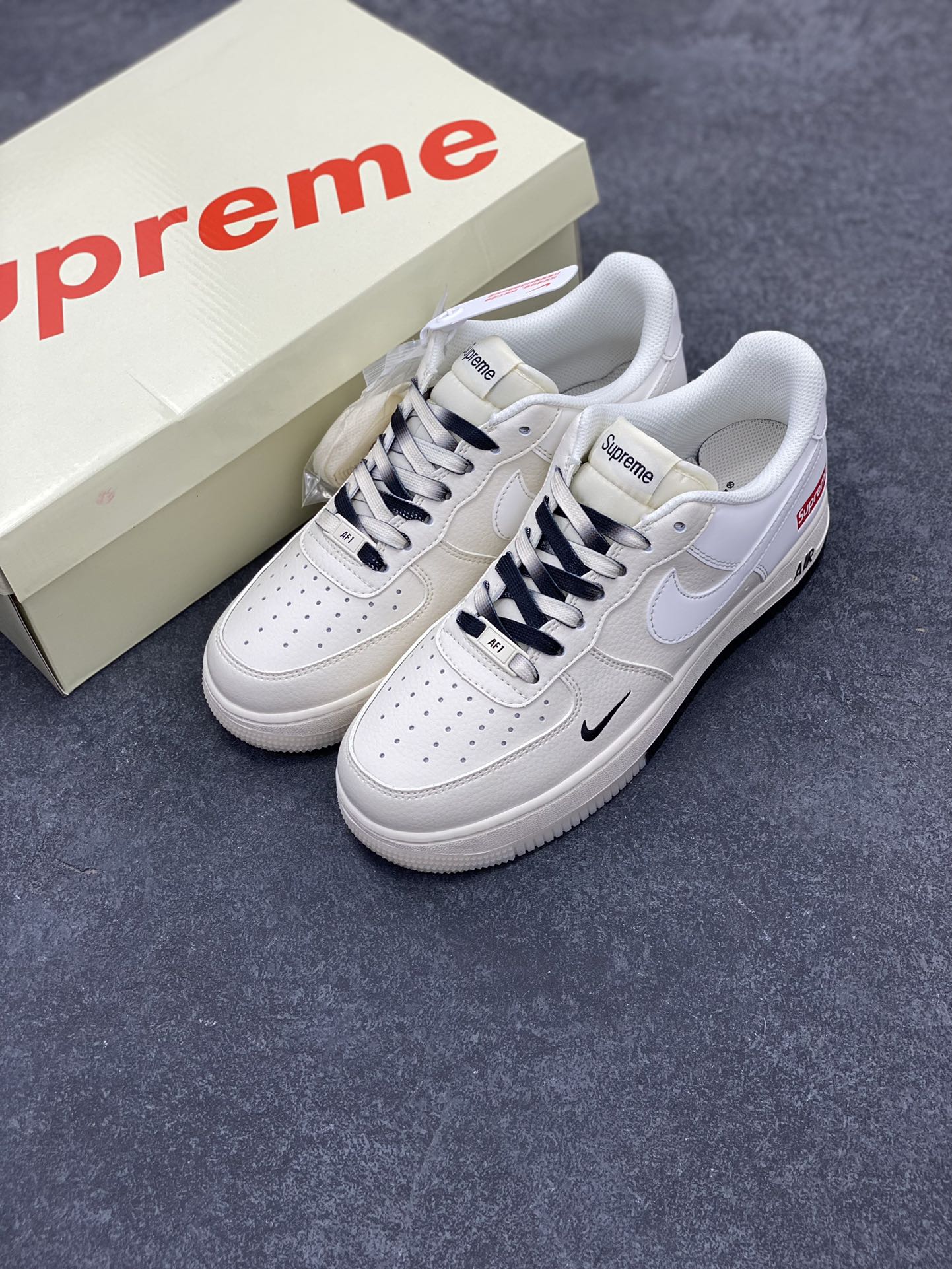 图片[8]-NIke Air Force 1 \’07 Low “Supreme联名–米白黑双拼”空军一号 低帮 运动鞋 休闲鞋 折边针车 工艺难度大 原楦头原纸板 原装鞋盒 定制五金配件 内置全掌气垫 原厂鞋底 货号：BB7577-217 尺码：36 36.5 37.5 38 38.5 39 40 40.5 41 42 42.5 43 44 44.5 45-选品中心