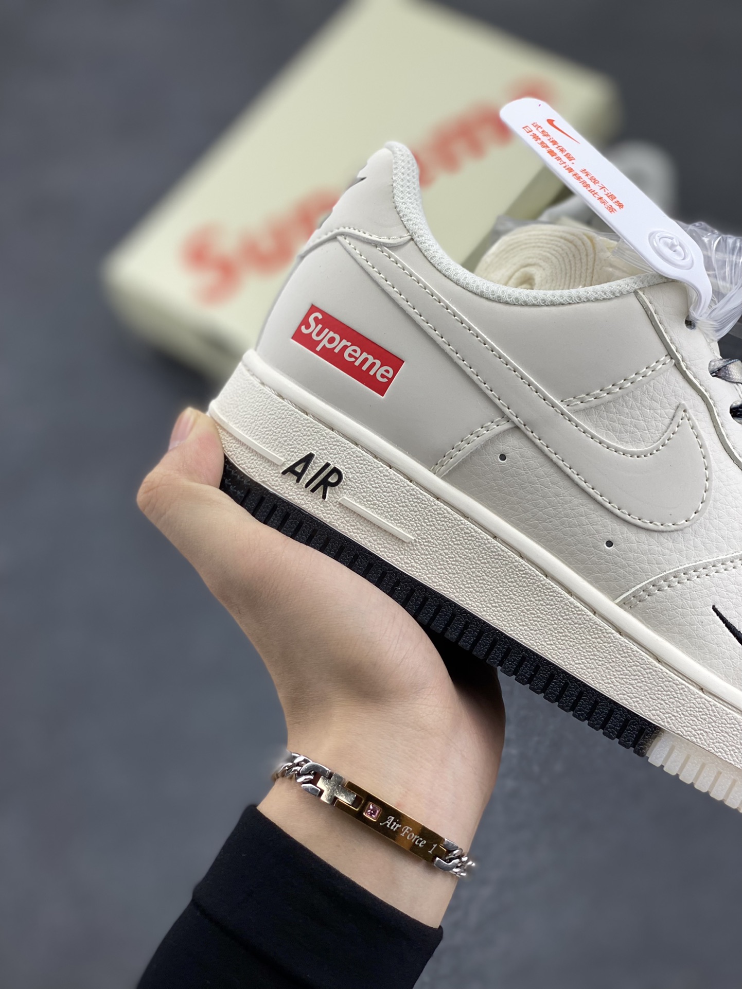 图片[6]-NIke Air Force 1 \’07 Low “Supreme联名–米白黑双拼”空军一号 低帮 运动鞋 休闲鞋 折边针车 工艺难度大 原楦头原纸板 原装鞋盒 定制五金配件 内置全掌气垫 原厂鞋底 货号：BB7577-217 尺码：36 36.5 37.5 38 38.5 39 40 40.5 41 42 42.5 43 44 44.5 45-选品中心