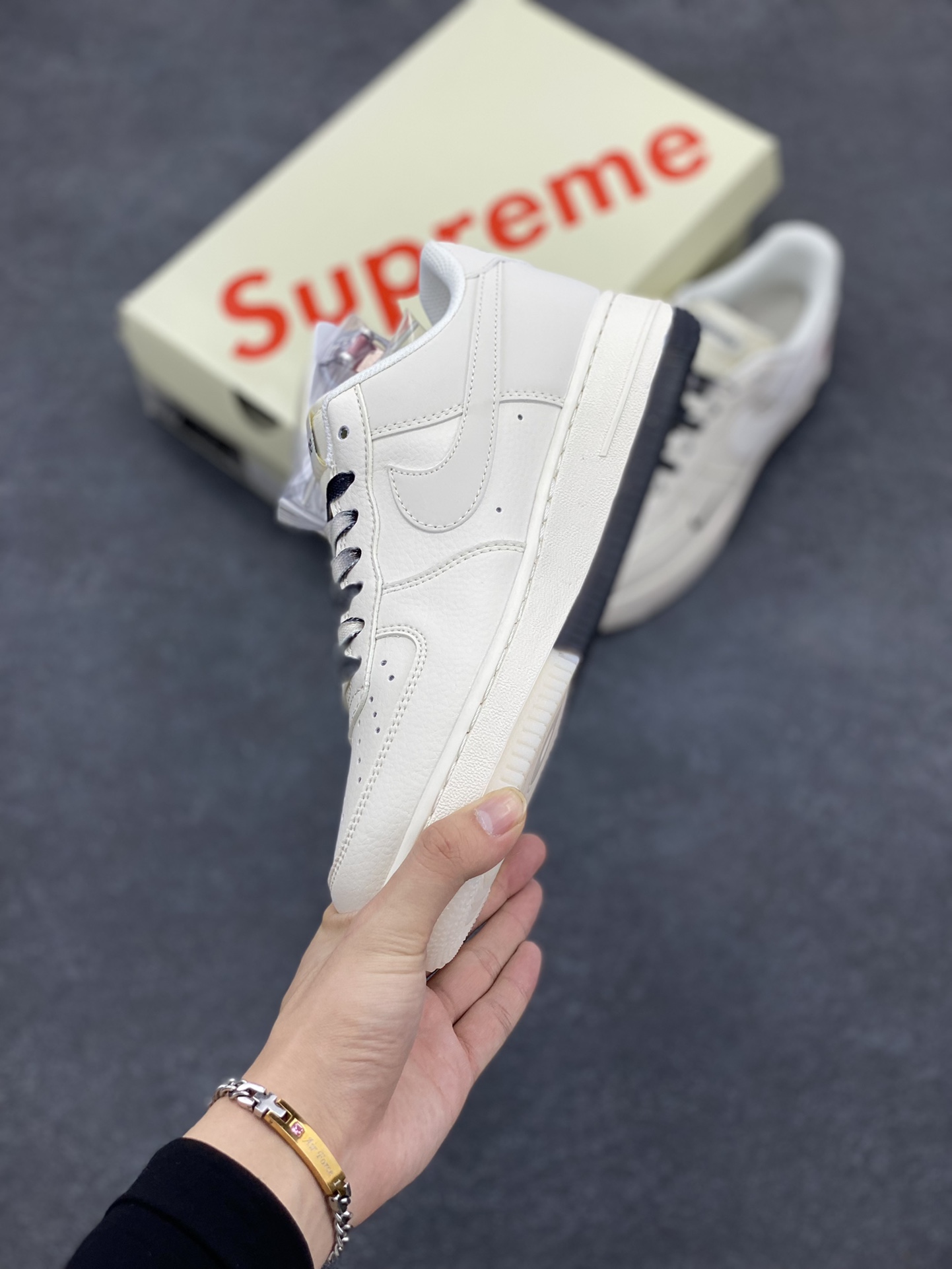 图片[3]-NIke Air Force 1 \’07 Low “Supreme联名–米白黑双拼”空军一号 低帮 运动鞋 休闲鞋 折边针车 工艺难度大 原楦头原纸板 原装鞋盒 定制五金配件 内置全掌气垫 原厂鞋底 货号：BB7577-217 尺码：36 36.5 37.5 38 38.5 39 40 40.5 41 42 42.5 43 44 44.5 45-选品中心