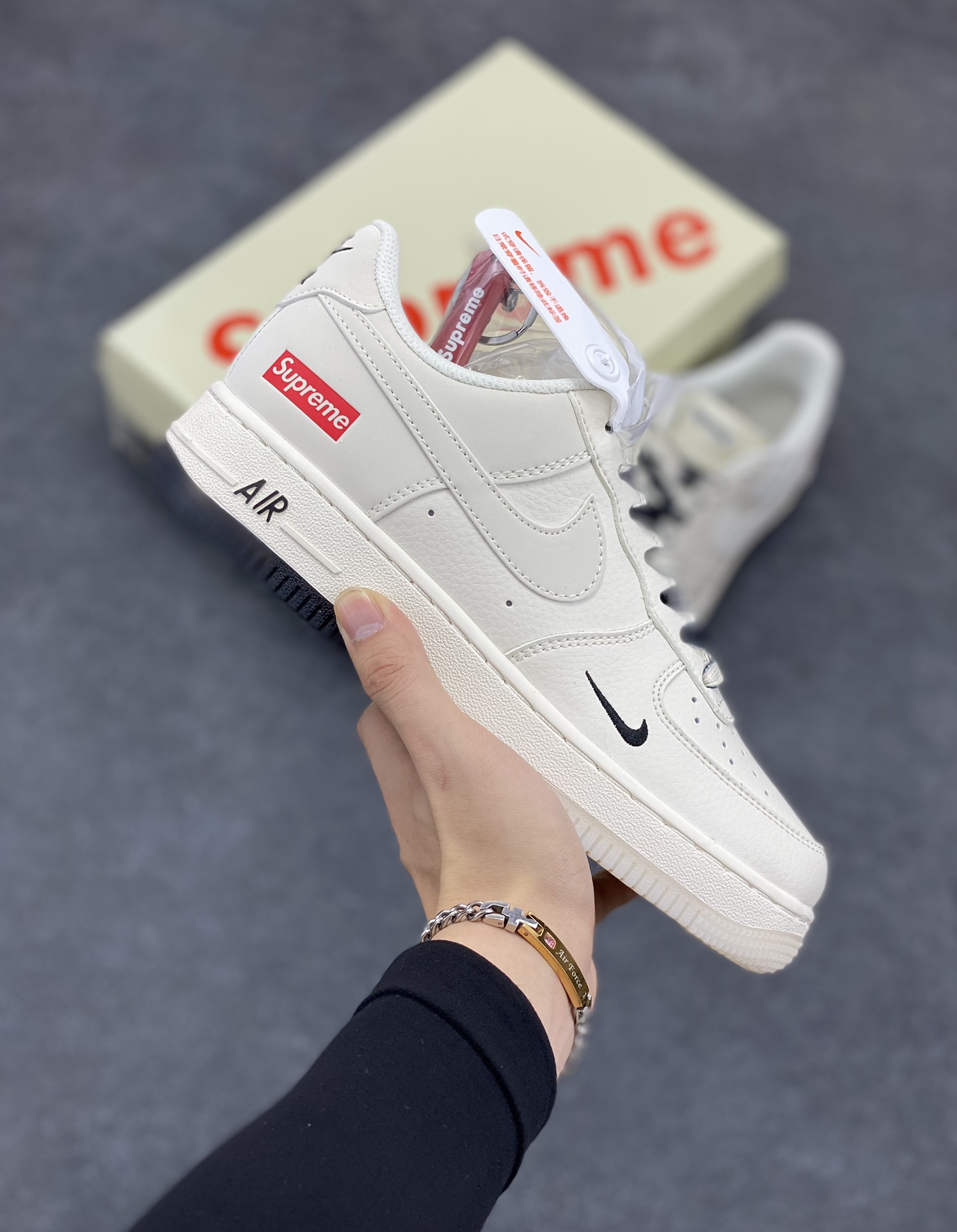 NIke Air Force 1 \’07 Low “Supreme联名–米白黑双拼”空军一号 低帮 运动鞋 休闲鞋 折边针车 工艺难度大 原楦头原纸板 原装鞋盒 定制五金配件 内置全掌气垫 原厂鞋底 货号：BB7577-217 尺码：36 36.5 37.5 38 38.5 39 40 40.5 41 42 42.5 43 44 44.5 45-选品中心