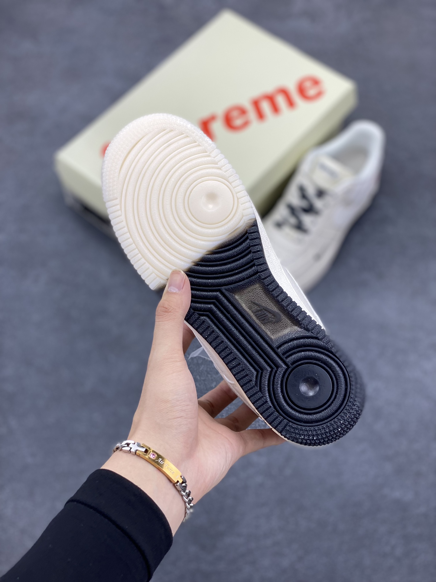 图片[5]-NIke Air Force 1 \’07 Low “Supreme联名–米白黑双拼”空军一号 低帮 运动鞋 休闲鞋 折边针车 工艺难度大 原楦头原纸板 原装鞋盒 定制五金配件 内置全掌气垫 原厂鞋底 货号：BB7577-217 尺码：36 36.5 37.5 38 38.5 39 40 40.5 41 42 42.5 43 44 44.5 45-选品中心