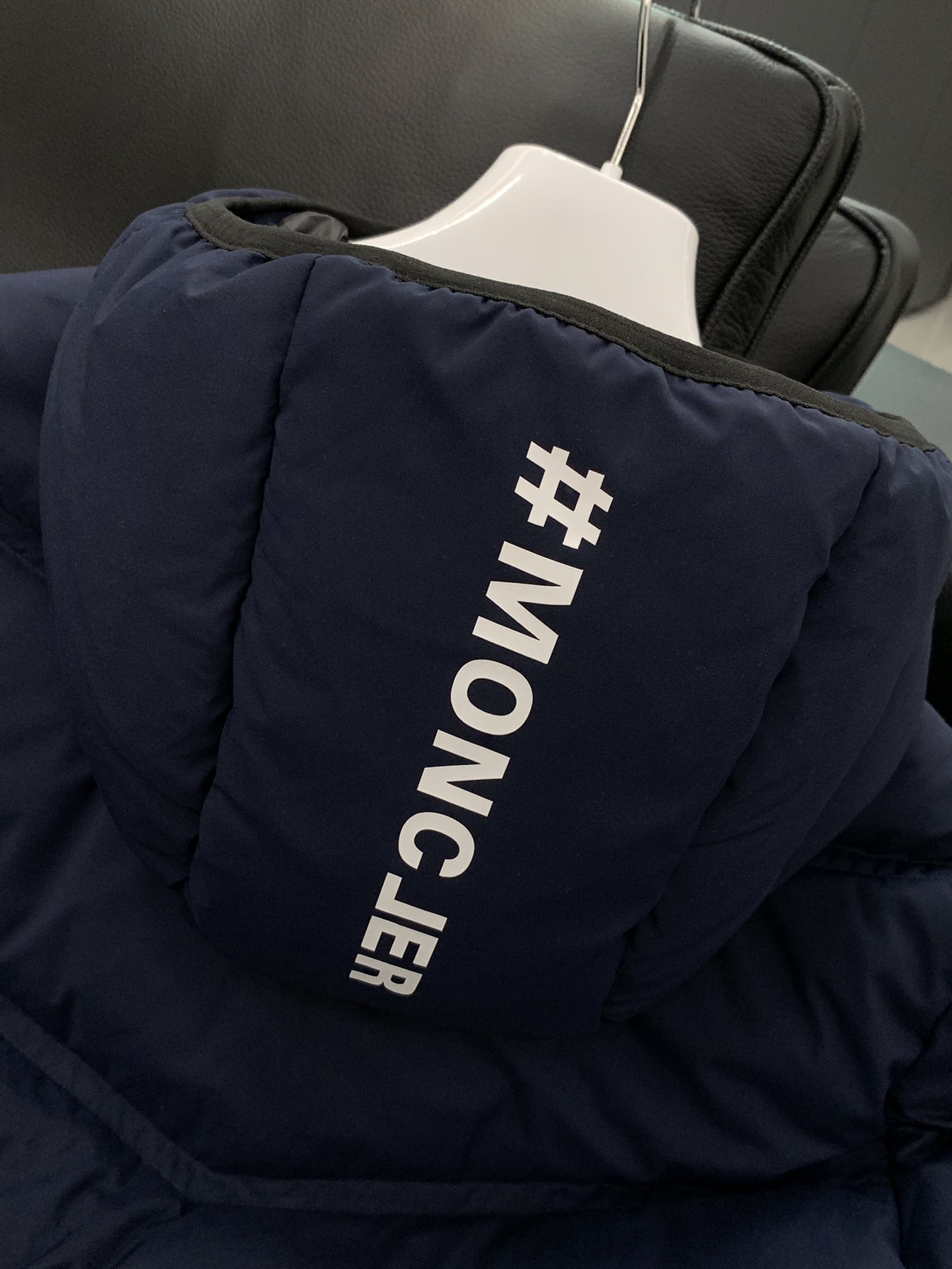 Moncler蒙口2024冬季最新品专柜同步有售原单狠货时尚休闲连帽羽绒外套上身舒适！吸睛而有亮点采用进