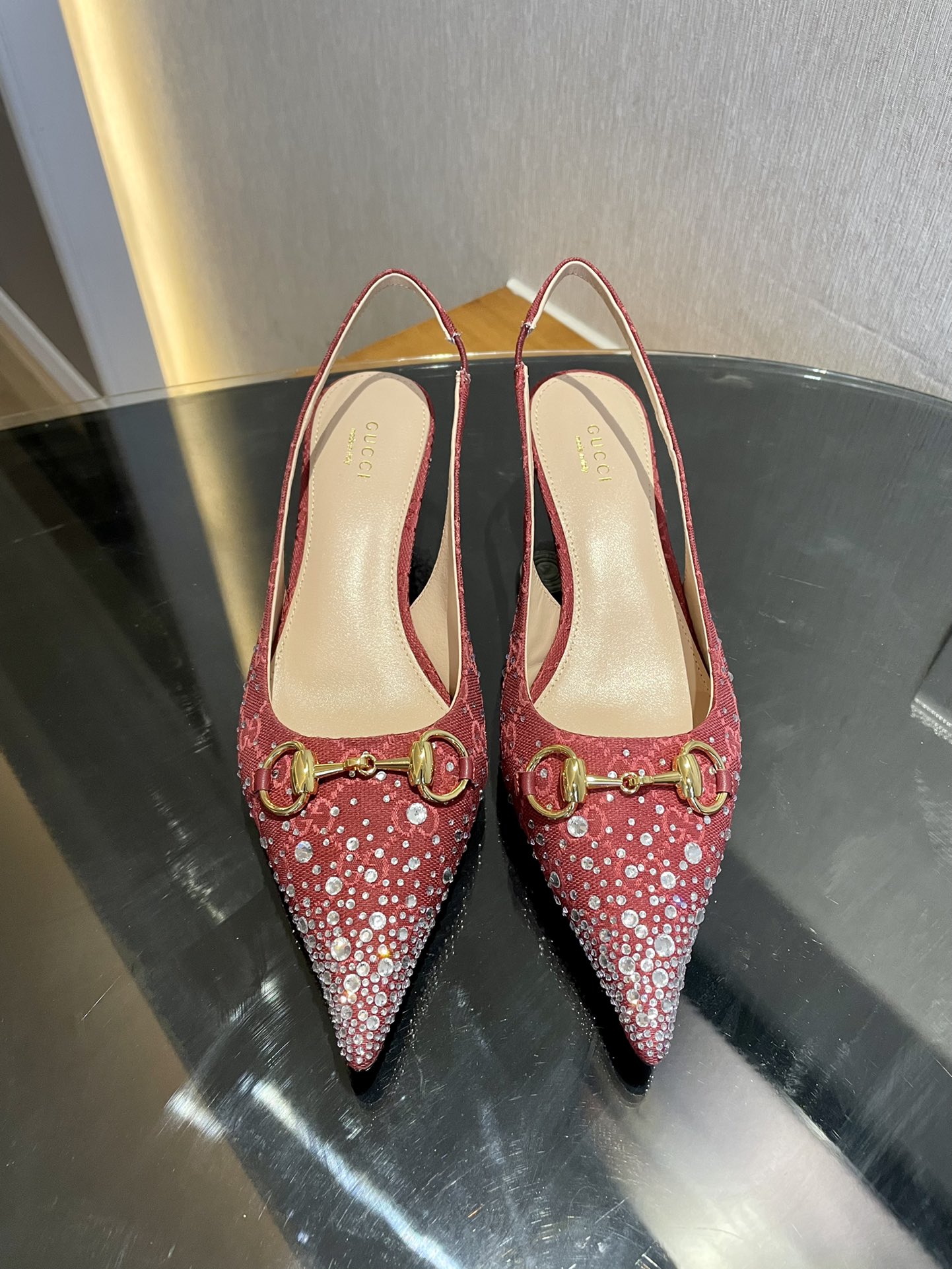 NO:163996,Gucci G home new GUcc horse-bit light-mouth sandals pointed toe, elastic straps and cat heel complement each other, creating a comfortable and fit style design, and the rear lace-up shallow-mouth shoes pour in the essence of the design. Diamond craftsmanship imported high-end G G canvas inner/foot pad full grain pattern high-end lambskin sole Italian top-grade genuine leather sole Heel height 4.5cm 35-42 (customized for 40/41/42, no return or exchange), sandals, gucci, gucci, sandals, sheepskin19860909Gucci古奇 G家新款GUcc马衔扣浅口凉鞋尖头,松紧绑带和猫跟相辅相成,造就舒服贴合的版型设计,后系带浅口鞋倾注设计精髓.烫钻工艺 鞋面进口高档G G帆布 内里/垫脚全粒纹高档小羊皮 鞋底意大利顶级真皮底 跟高4.5cm 配码35-42（40/41/42定做不退换）,凉鞋,gucci,gucci,sandals,sheepskin,Women's Shoes