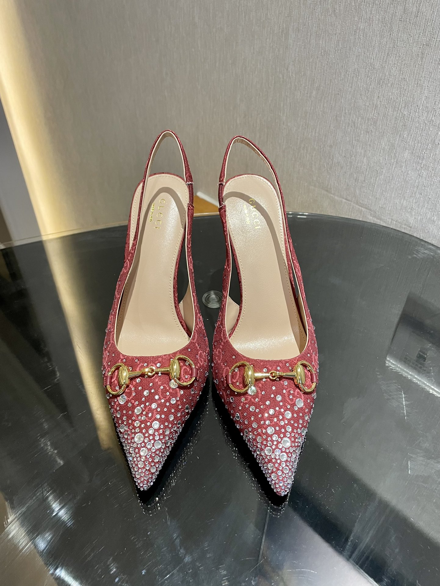 NO:164002,Gucci G home new GUcc horse-bit light-mouth sandals pointed toe, elastic straps and cat heel complement each other, creating a comfortable and fit style design, and the rear lace-up shallow-mouth shoes pour in the essence of the design. Diamond craftsmanship imported high-end G G canvas inner/foot pad full grain pattern high-end lambskin sole Italian top-grade leather sole Heel height 10.5cm Size 35-42 (40/41/42 custom-made non-return and exchange), sandals, gucci, gucci, sandals, sheepskin19860909Gucci古奇 G家新款GUcc马衔扣浅口凉鞋尖头,松紧绑带和猫跟相辅相成,造就舒服贴合的版型设计,后系带浅口鞋倾注设计精髓.烫钻工艺 鞋面进口高档G G帆布 内里/垫脚全粒纹高档小羊皮 鞋底意大利顶级真皮底 跟高10.5cm 配码35-42（40/41/42定做不退换）,凉鞋,gucci,gucci,sandals,sheepskin,Women's Shoes