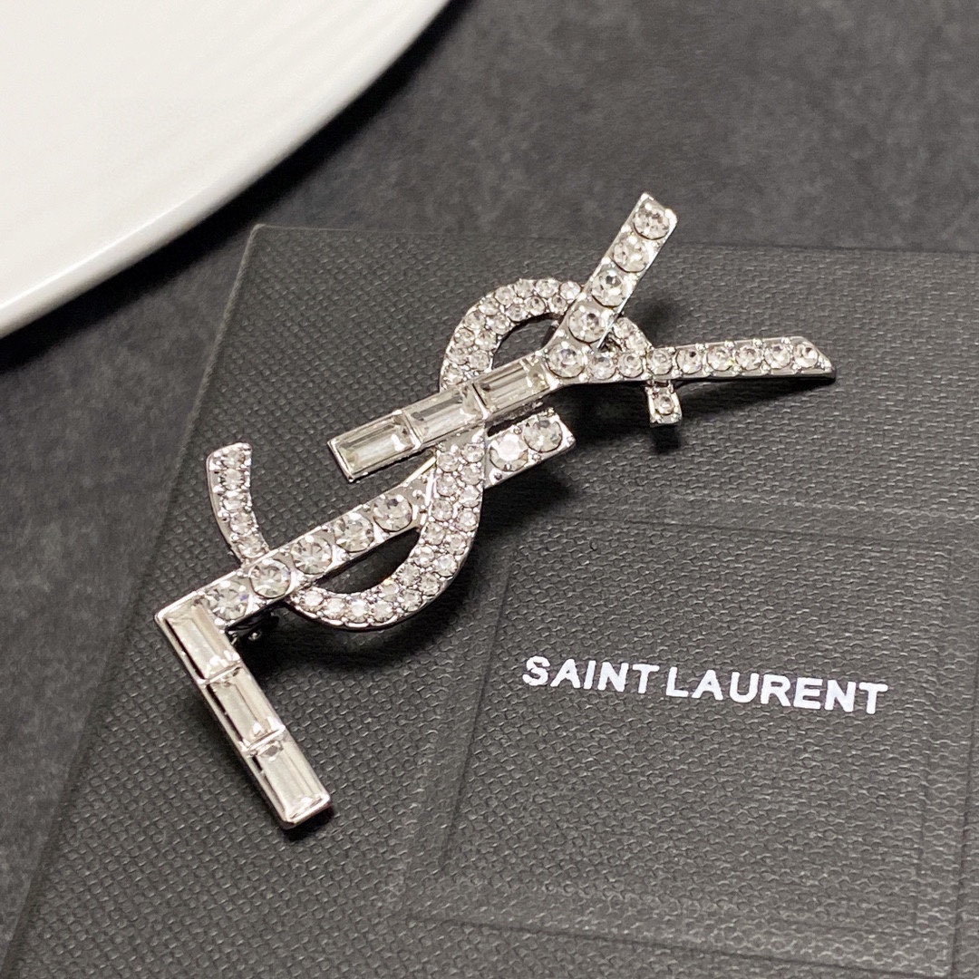 YSL Saint-Loran’s Silver Pins: Women’s Fashion Statement with Practicality. - 图片 9