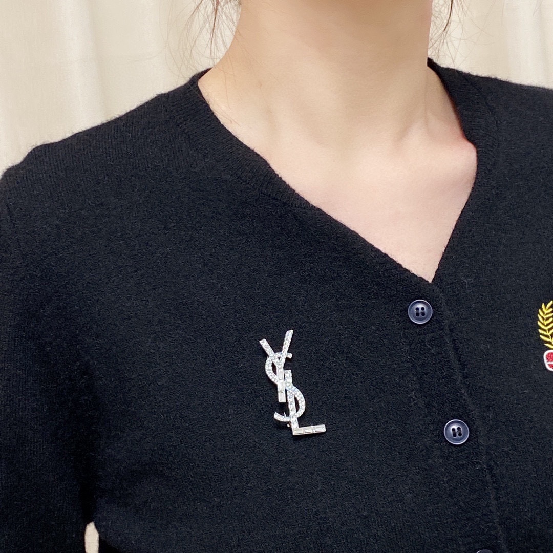 YSL Saint-Loran’s Silver Pins: Women’s Fashion Statement with Practicality. - 图片 2