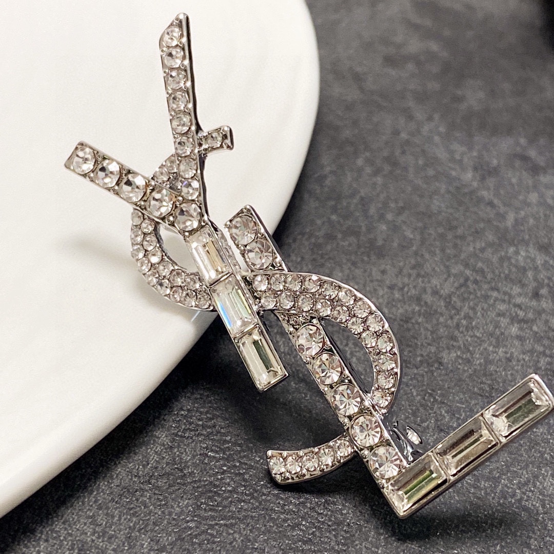 YSL Saint-Loran’s Silver Pins: Women’s Fashion Statement with Practicality. - 图片 7