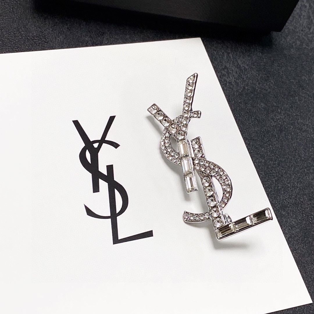 YSL Saint-Loran’s Silver Pins: Women’s Fashion Statement with Practicality. - 图片 6
