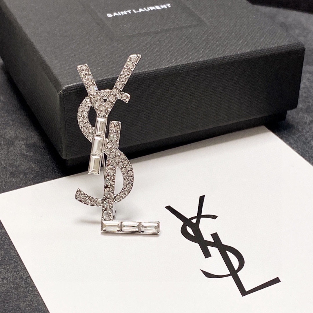 YSL Saint-Loran’s Silver Pins: Women’s Fashion Statement with Practicality. - 图片 3
