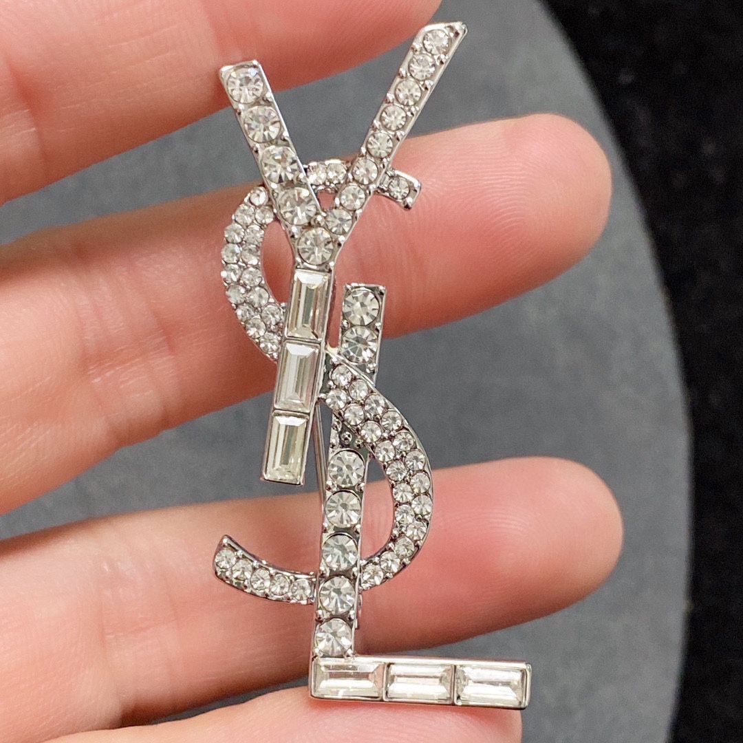 YSL Saint-Loran’s Silver Pins: Women’s Fashion Statement with Practicality. - 图片 8