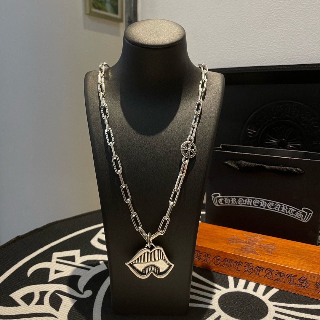 NO:107787,New [Counter Quality] Chrome Hearts Croxin Classic retro multi-element necklace, big mouth pendant, different pattern design styles with concave and convex shapes, presenting uniqueness, Cross Scout flowers are Croxin's ambition, so they last longer, genuine version of Chrome Hearts Croxin, differentiating the market ordinary light version, matching the quality, looking at the details of the letter printing, retro old gray oxygen level. Seiko version!  !  !  Pure handmade ~ Authentic model opening must-have fashion and fashion, both men and women can wear it, same style for couples, original official website, rock punk style silver style, retro elements, trendy and versatile!  , jewelry boutique, chrome hearts, chrome hearts, necklace19860909新款【专柜品质】Chrome Hearts克罗心 经典复古多元素项链 大嘴吊坠 凹凸造型不同的花纹设计风格 呈现出与众不同 十字架 童军花是克罗心的志 所以更经久不衰 正品打版Chrome Hearts克罗心 区别市场普通轻版 对版对标品质 看字印细节 复古做旧灰氧程度.精工版本！！！ 纯手工打造 ～正品开模潮流时尚必备 男女均可佩戴 情侣同款 官网原版 摇滚朋克泰银风格 复古元素 潮流百搭！,饰品精品,chrome hearts,chrome hearts,necklace,Jewelry