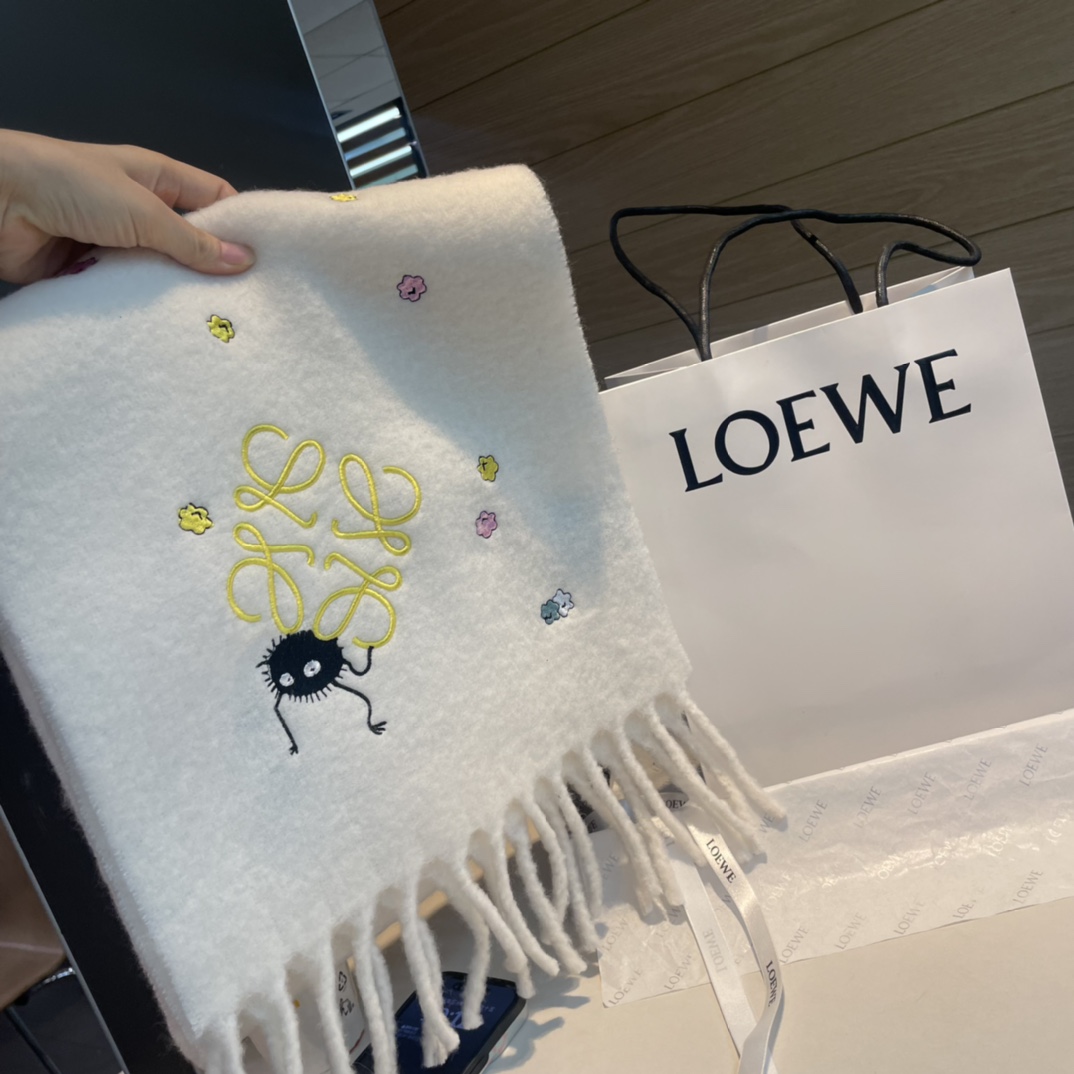 ️️loewe超美新款马海毛围巾！超级推荐入手！质感好货！罗意威主打的马海毛围巾据说超难买哦！！打了好多