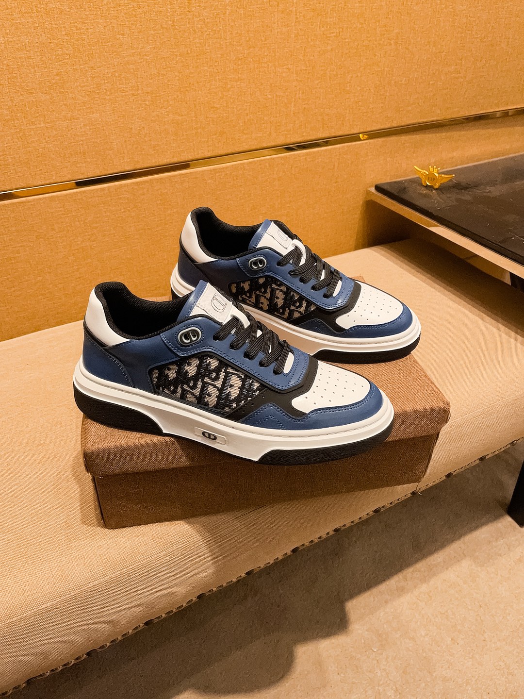 NO:353905,[Dio] High-end Men's Shoes Brand Official Website 11's latest masterpiece upper is made of imported Italian cowhide with comfortable and breathable inner original non-slip and wear-resistant outsole, making walking more convenient and comfortable!  Exclusive new style, amazing work, beautiful 11 ​​replica [color] compared to the official quality!  Create a fashionable personality to set off your uniqueness!  Must-have for trendy men! Classic size: 38-44 Color Multi-color optional, Dior, cowhide19860909【 迪奥】 男鞋高端品牌 官网11最新力作鞋面采用意大利进口头层牛皮搭配舒适透气内里原版防滑耐磨大底制作,让行走更加便捷舒适！独家新款,惊世之作,与官方的质量相比美的11复刻[色]！打造时尚个性衬托你的与众不同！潮男必备!经典尺码:38-44 颜色 多色可选,,dior,cowhide,Men's shoes