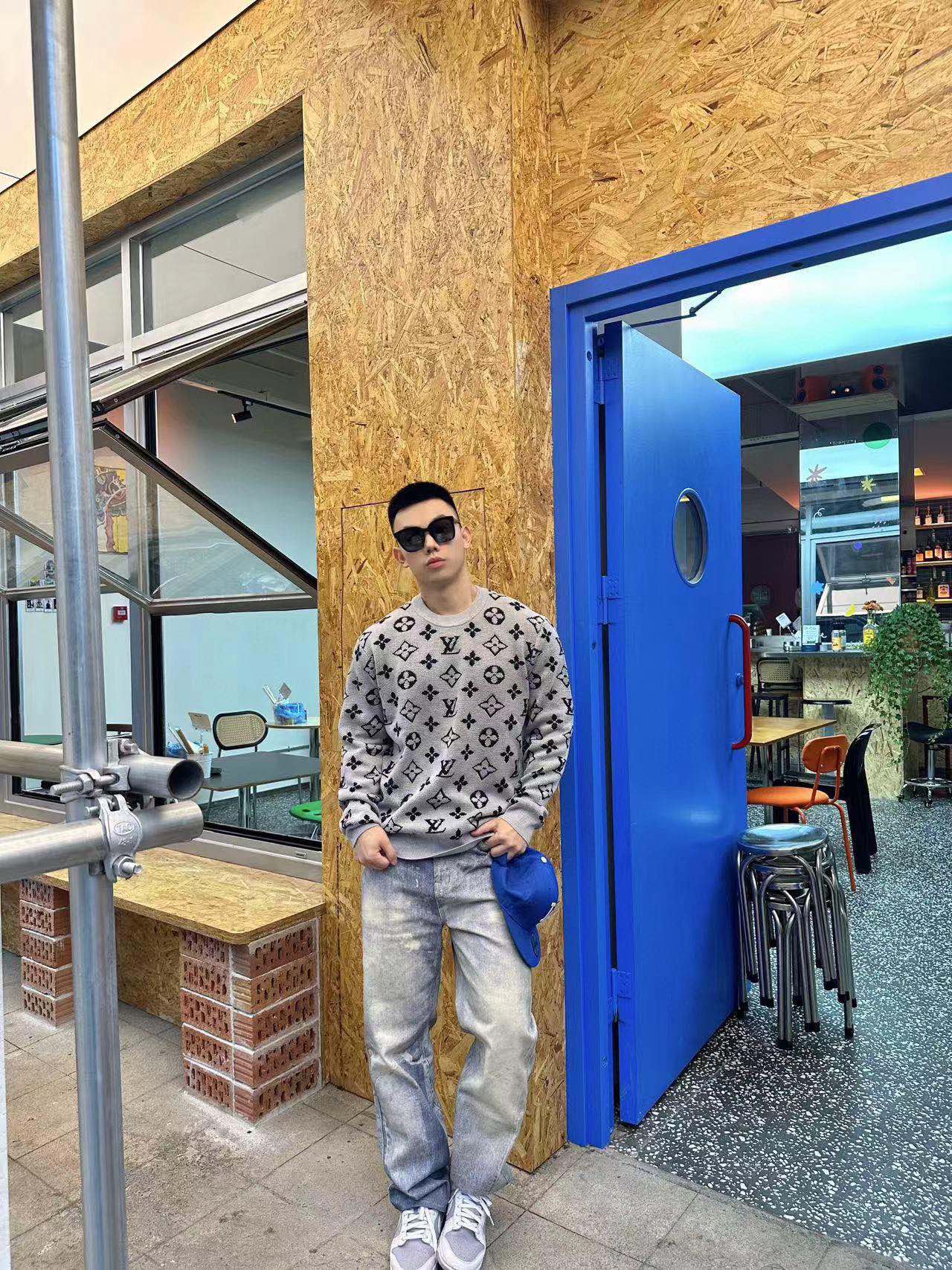 Louis Vuitton/路易威登 老花浮雕迪拜灰圆领毛衣 上身效果#