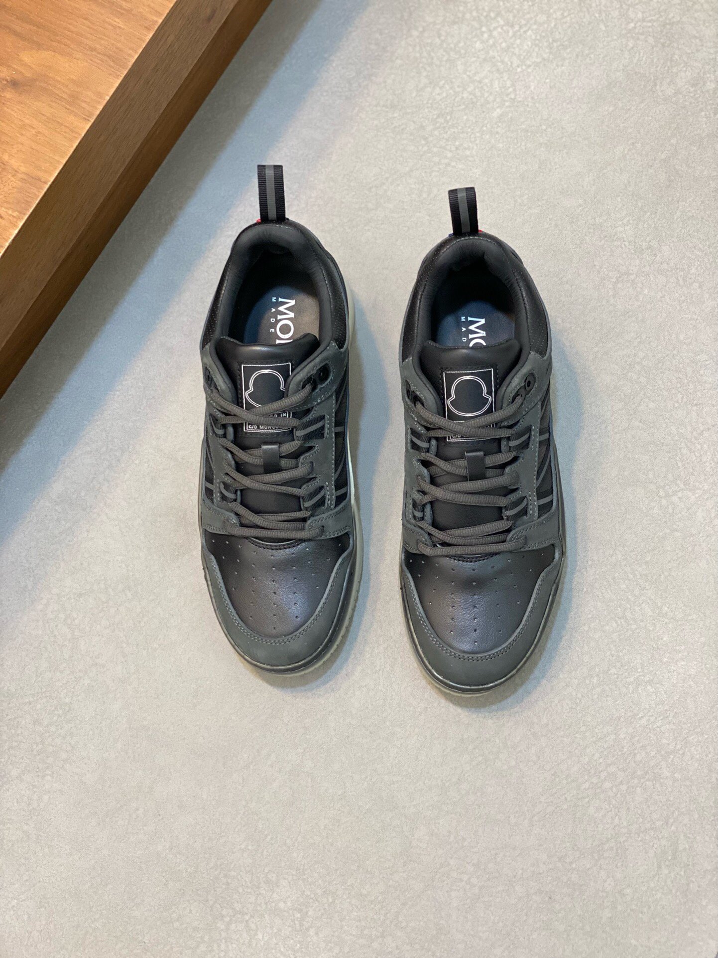 NO:219560,Brand MONCLER original color matching Number of codes 39-44 standard price Material mask New products Casual sports shoes Top purchasing agent upper Italian imported cowhide, splicing technology, perfect reproduction, comfortable and breathable cowhide inner, cowhide footbed Original mold opening sole, masking casual shoes, christian louboutin, Moncler, sneakers, cowhide19860909品牌MONCLER 颜色原版配色 码数39-44标准码 价格 材质蒙口 新品 休闲 运动鞋 顶级代购 鞋面意大利原版进口牛皮,拼接工艺,完美复刻,舒适透气牛皮内里,牛皮垫脚 原版开模大底,蒙口 休闲鞋,christian louboutin,Moncler,sneakers,cowhide,Men's shoes