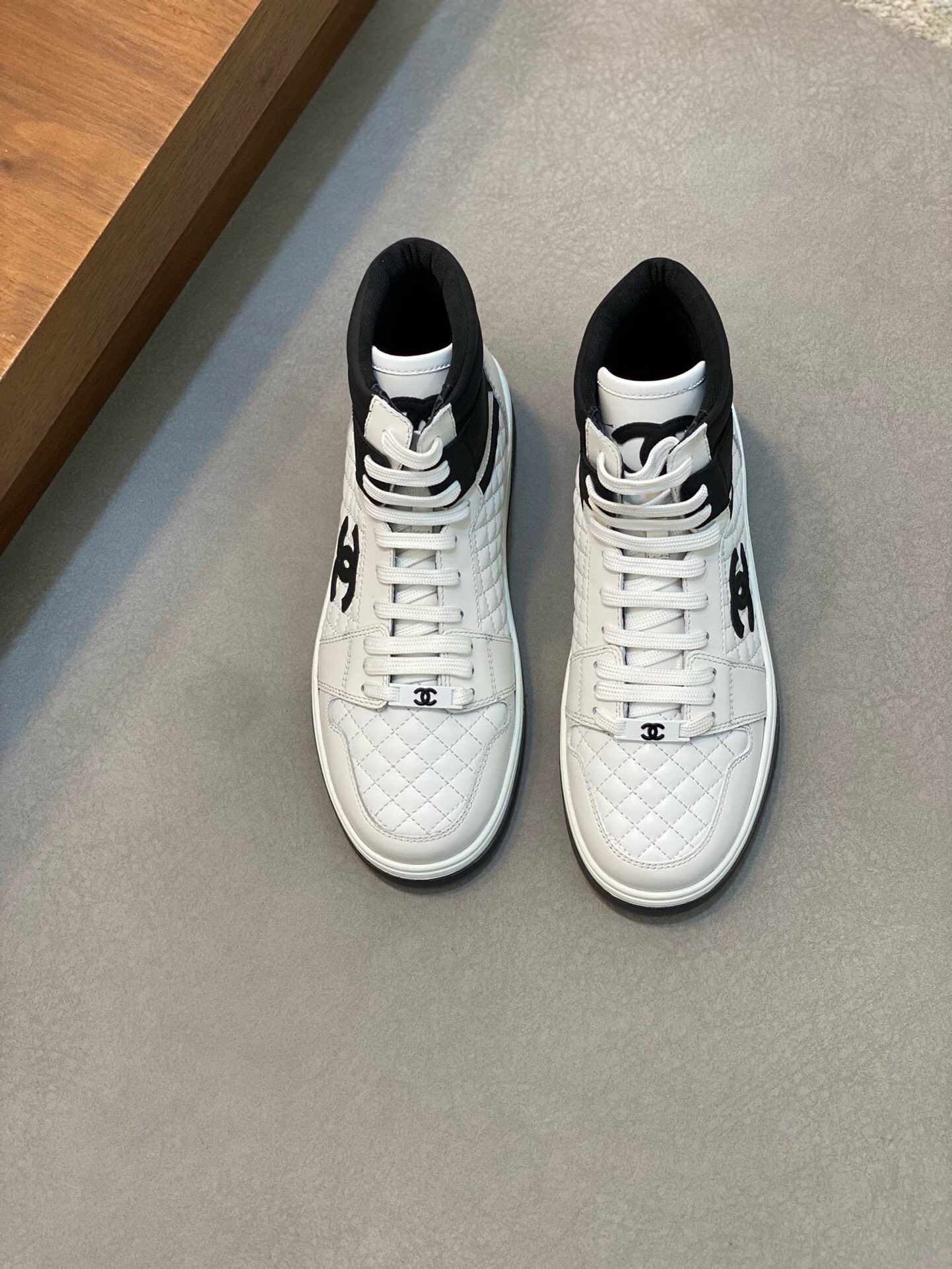 NO:219584,Brand CHANEL original color matching Size 39-44 Custom made 38.45 Price Material Chanel New Chanel super popular sports shoes Fall and winter thick wool wool paired with autumn and winter coats, the sweater is also super good-looking. The mix of fabric tweed and linen   high mercerized beef velvet Multiple color combinations   reflective edges Design sense Breathable and comfortable inner Fashionable essence must be included, Chanel Sports shoes, Chanel, Chanel, Sneakers, Sweaters19860909品牌CHANEL 颜色原版配色 码数39-44定做38.45 价格 材质Chanel 新款 香奈儿超爆款运动鞋 秋冬粗花毛呢款 搭配秋冬大衣,毛衣也超级好看 面料呢子和亚麻的混合 高丝光牛绒 多种拼色 反光边料的设计感 透气舒适内里 时髦精必入,香奈儿 运动鞋,chanel,chanel,sneakers,sweaters,Men's shoes