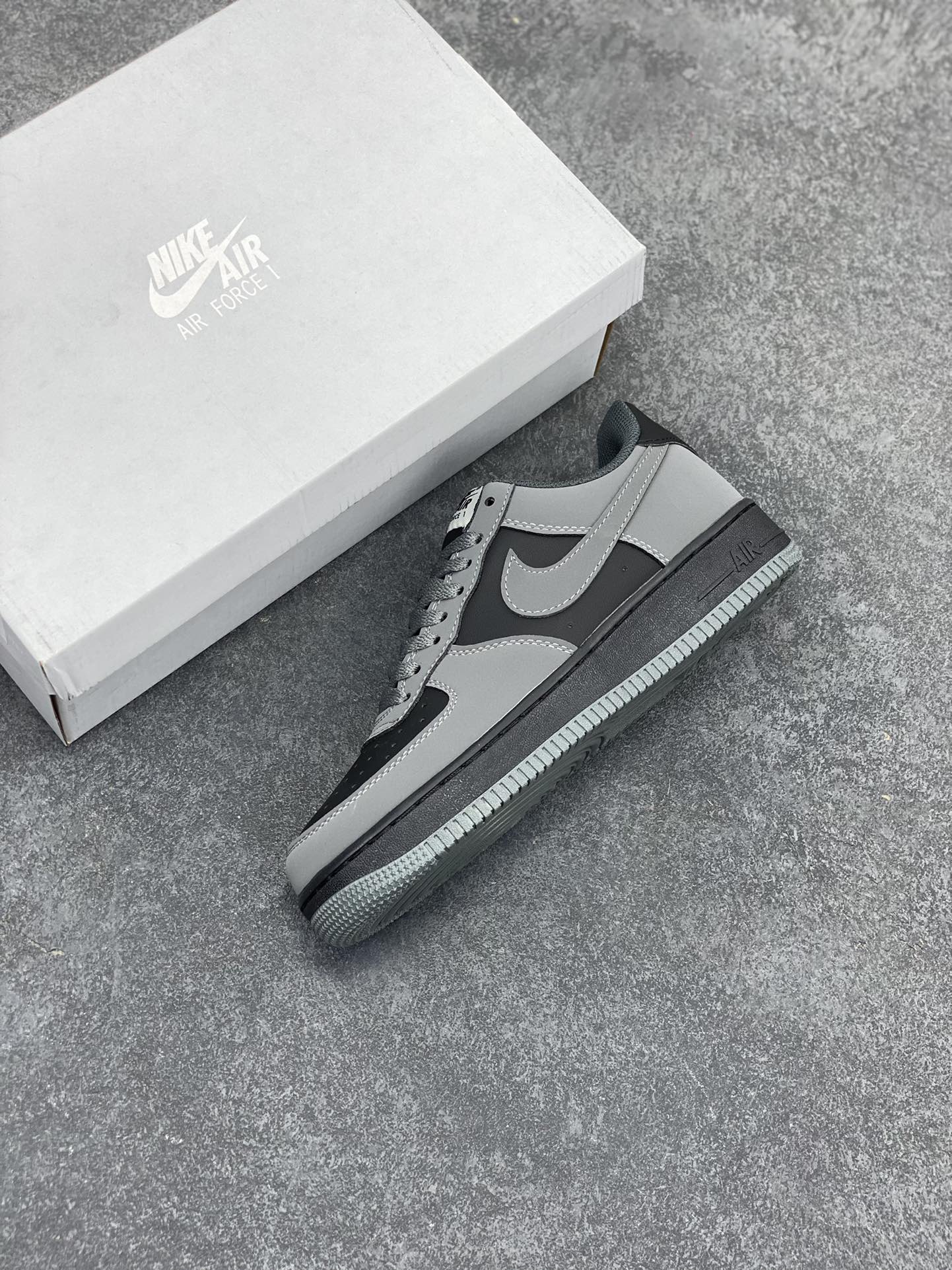 图片[7]-Nike Air Force 1 ’07 Low 空军一号低帮百搭休闲运动板鞋。柔软、弹性十足的缓震性能和出色的中底设计，横跨复古与现代的外型结合，造就出风靡全球三十多年的Force 1，直到今天还深受青睐 货号：820266-020 尺码：36 36.5 37.5 38 38.5 39 40 40.5 41 42 42.5 43 44 44.5 45-选品中心