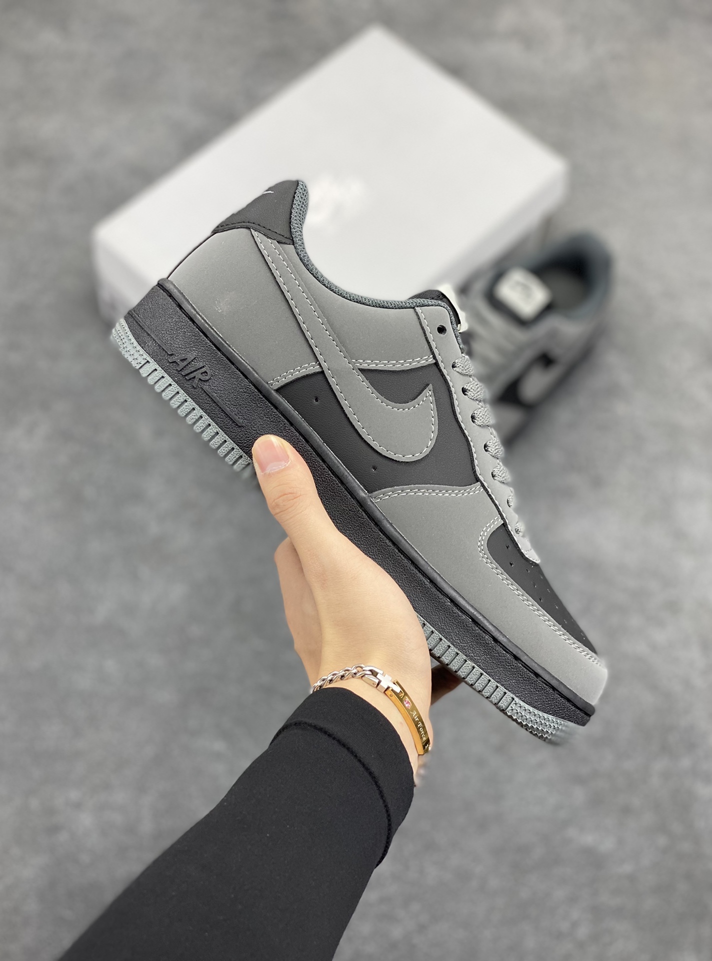 Nike Air Force 1 ’07 Low 空军一号低帮百搭休闲运动板鞋。柔软、弹性十足的缓震性能和出色的中底设计,横跨复古与现代的外型结合,造就出风靡全球三十多年的Force 1,直到今天还深受青睐 货号:820266-020 尺码:36 36.5 37.5 38 38.5 39 40 40.5 41 42 42.5 43 44 44.5 45-选品中心