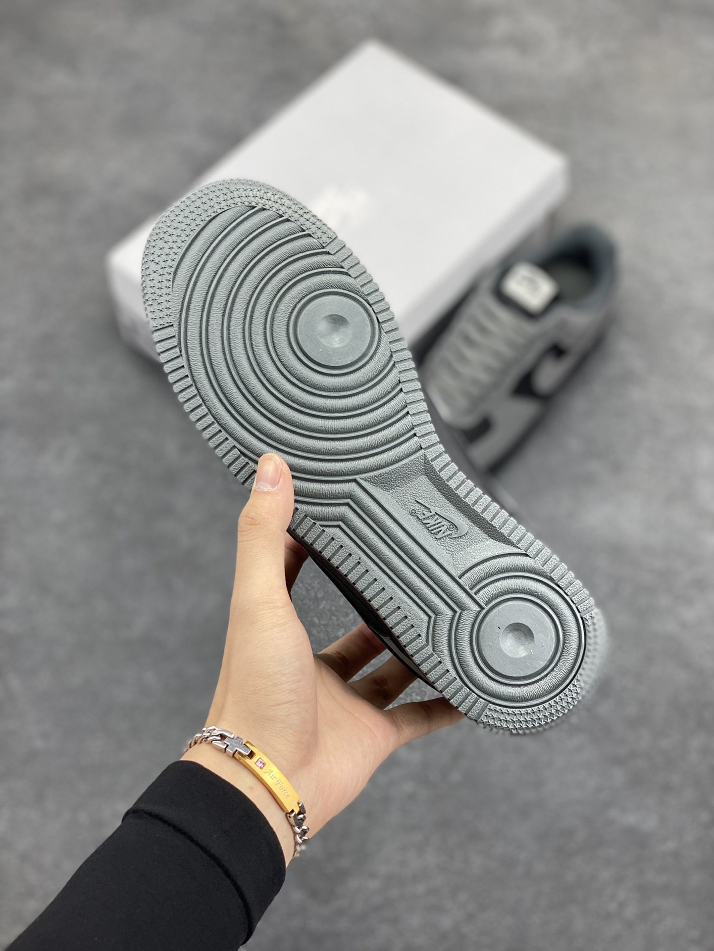 图片[5]-Nike Air Force 1 ’07 Low 空军一号低帮百搭休闲运动板鞋。柔软、弹性十足的缓震性能和出色的中底设计，横跨复古与现代的外型结合，造就出风靡全球三十多年的Force 1，直到今天还深受青睐 货号：820266-020 尺码：36 36.5 37.5 38 38.5 39 40 40.5 41 42 42.5 43 44 44.5 45-选品中心