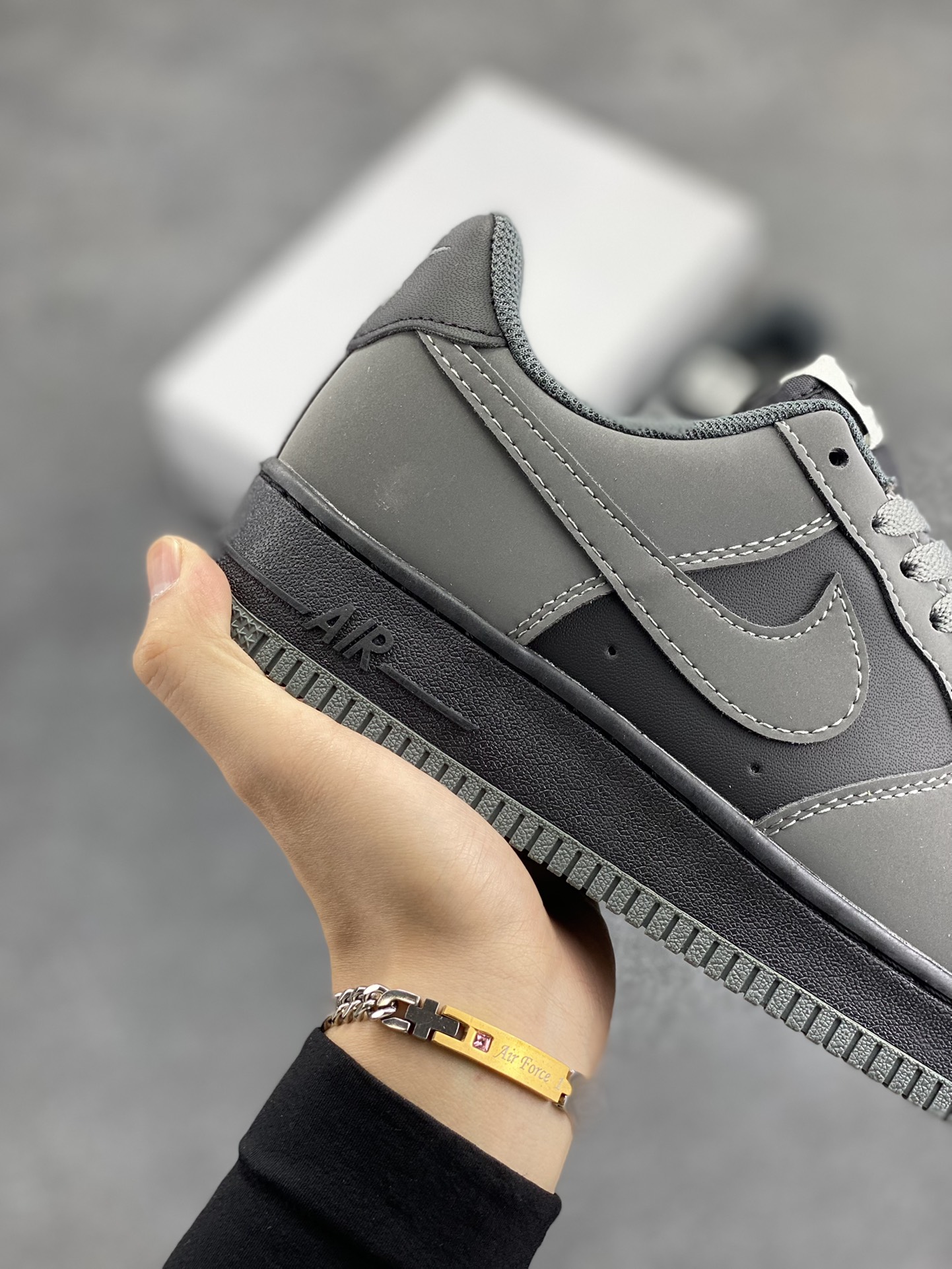 图片[6]-Nike Air Force 1 ’07 Low 空军一号低帮百搭休闲运动板鞋。柔软、弹性十足的缓震性能和出色的中底设计，横跨复古与现代的外型结合，造就出风靡全球三十多年的Force 1，直到今天还深受青睐 货号：820266-020 尺码：36 36.5 37.5 38 38.5 39 40 40.5 41 42 42.5 43 44 44.5 45-选品中心