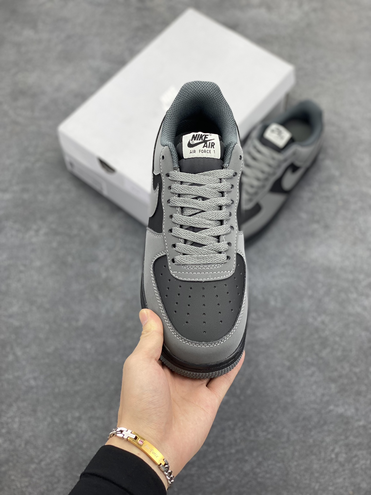 图片[2]-Nike Air Force 1 ’07 Low 空军一号低帮百搭休闲运动板鞋。柔软、弹性十足的缓震性能和出色的中底设计，横跨复古与现代的外型结合，造就出风靡全球三十多年的Force 1，直到今天还深受青睐 货号：820266-020 尺码：36 36.5 37.5 38 38.5 39 40 40.5 41 42 42.5 43 44 44.5 45-选品中心