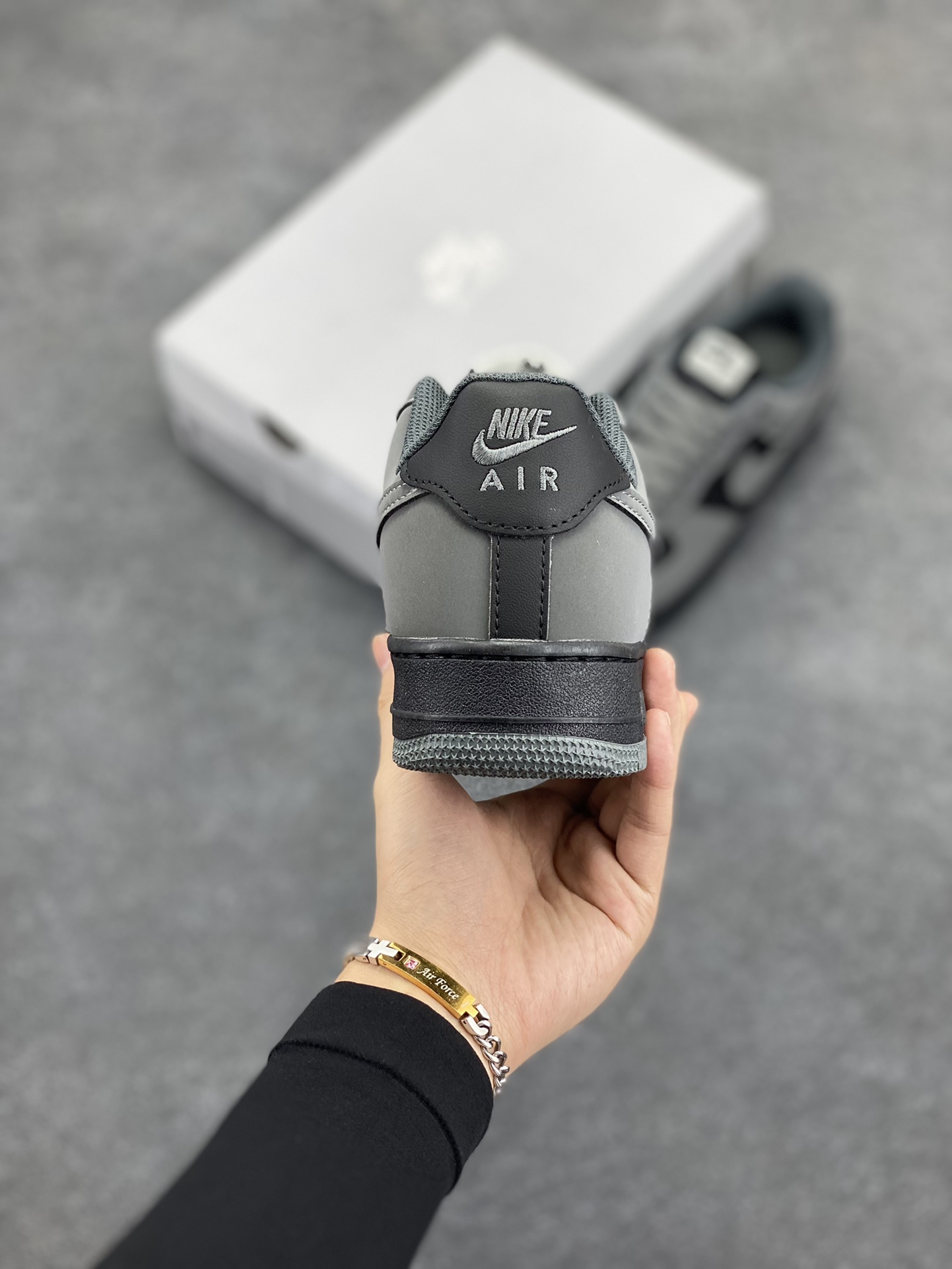 图片[4]-Nike Air Force 1 ’07 Low 空军一号低帮百搭休闲运动板鞋。柔软、弹性十足的缓震性能和出色的中底设计，横跨复古与现代的外型结合，造就出风靡全球三十多年的Force 1，直到今天还深受青睐 货号：820266-020 尺码：36 36.5 37.5 38 38.5 39 40 40.5 41 42 42.5 43 44 44.5 45-选品中心